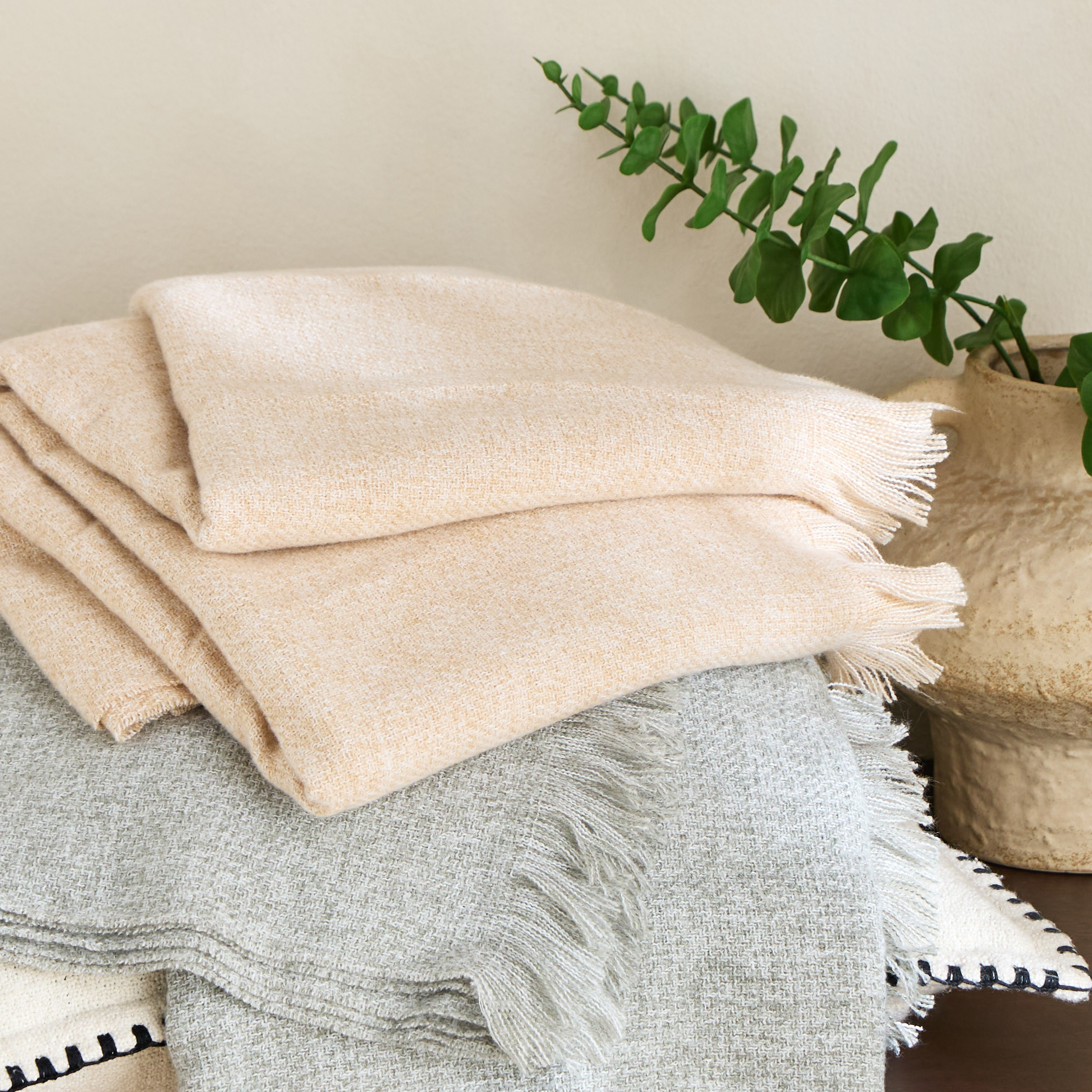 Dia Soft Throw - 127x152 cm-household-cushionsandthrows-throwsandblankets-throws-image-3