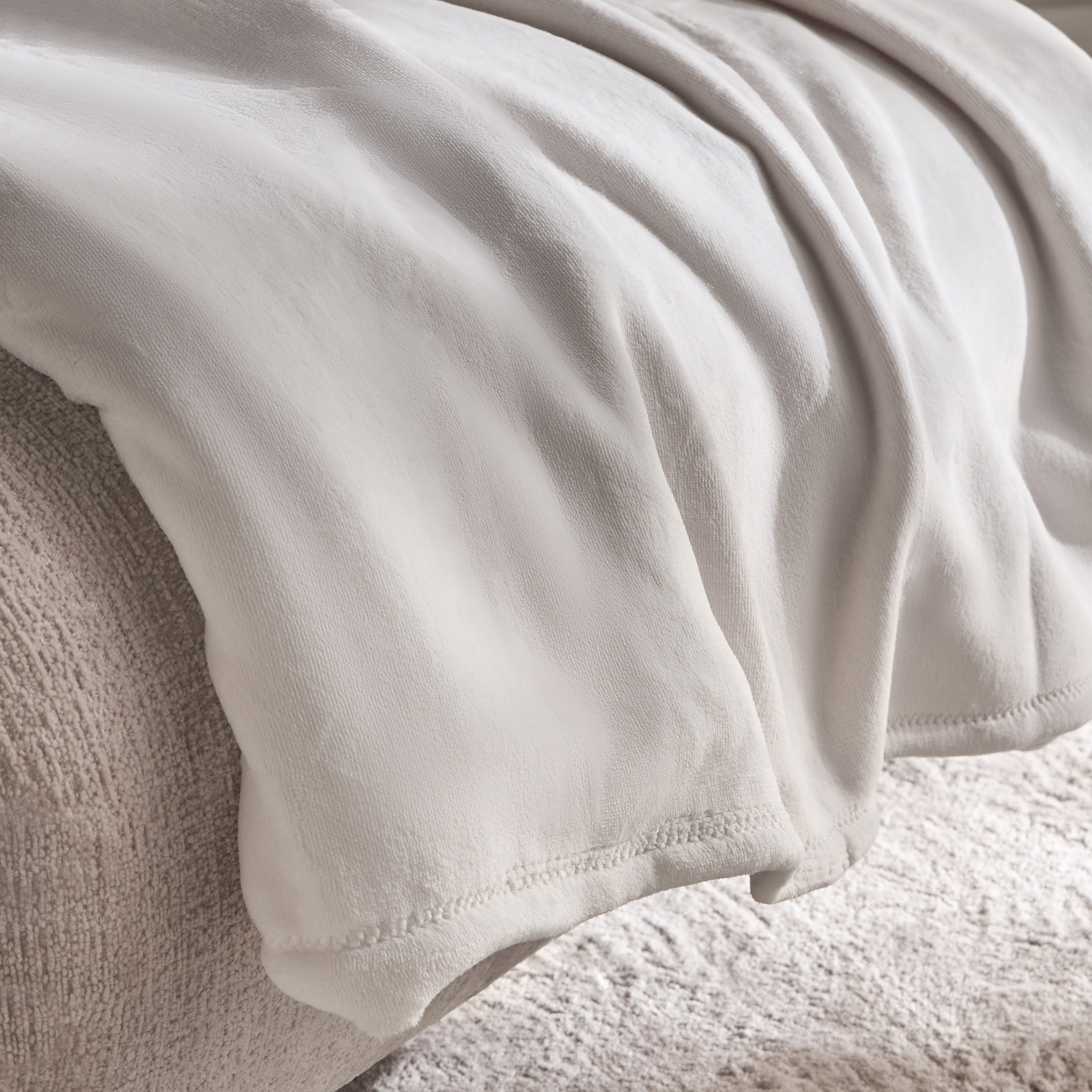 Patricia Flannel Super King Blanket - 240x260 cm-household-cushionsandthrows-throwsandblankets-blankets-image-2