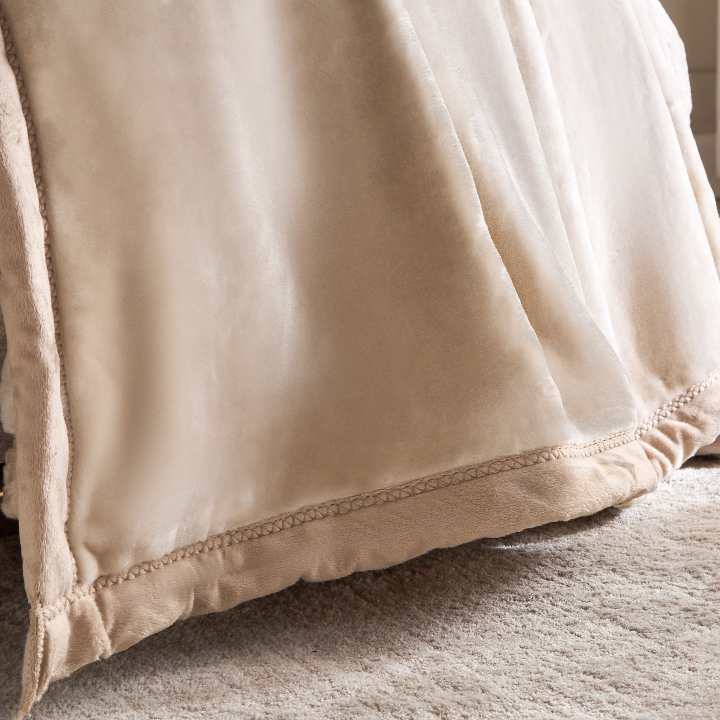 Michelle Lindis Queen Blanket - 160x220 cm-household-cushionsandthrows-throwsandblankets-blankets-image-2