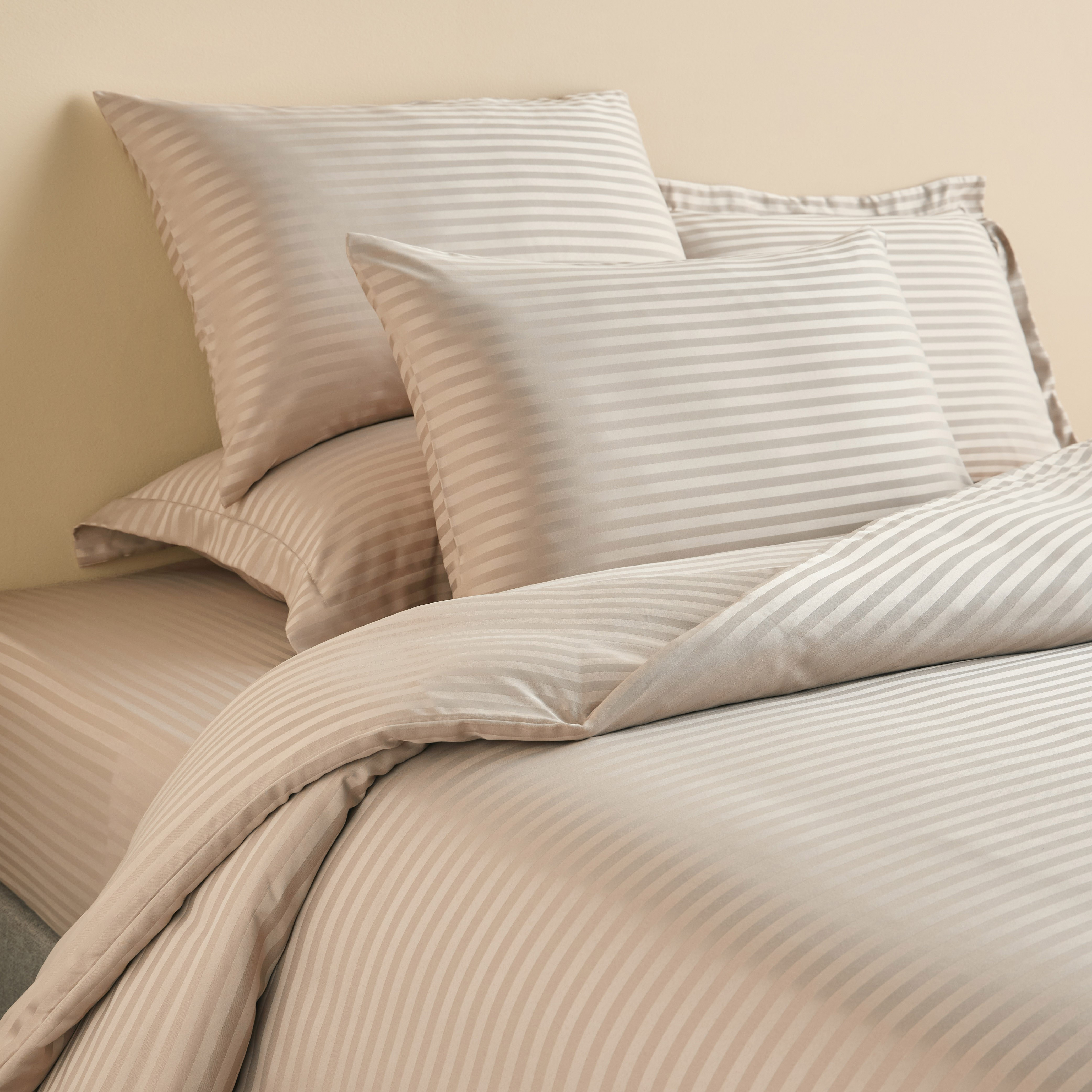 طقم غطاء لحاف مخطط سوبر كينج 3 قطع - هوتيل - 220x260 سم-household-bedding-duvetandcovers-duvetcovers-image-1