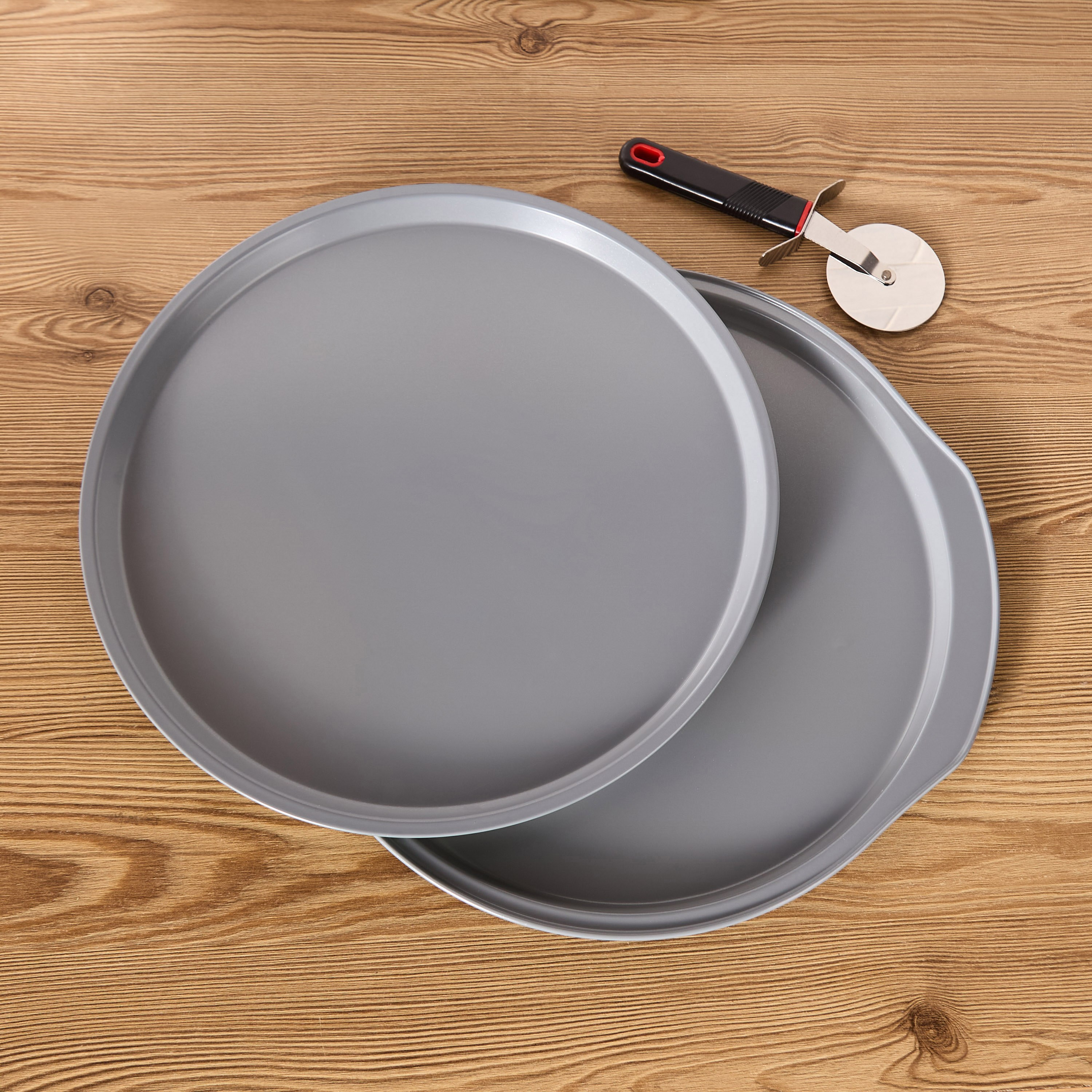 Bake It 2-Piece Carbon Steel Pizza Pan Set with Cutter-household-kitchen-bakeware-bakingpansandmoulds-image-1