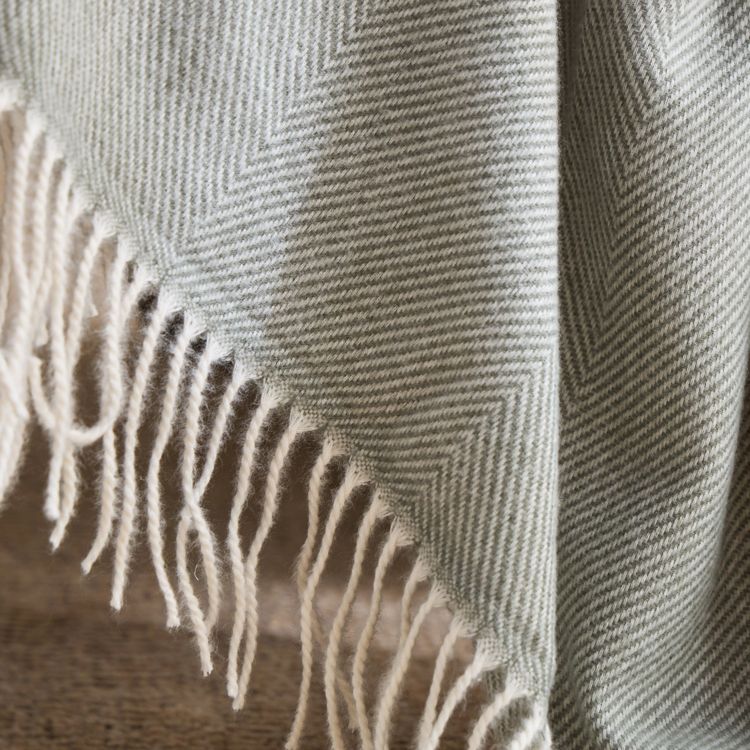 Isabella Soft Throw - 130x170 cm-household-cushionsandthrows-throwsandblankets-throws-image-2