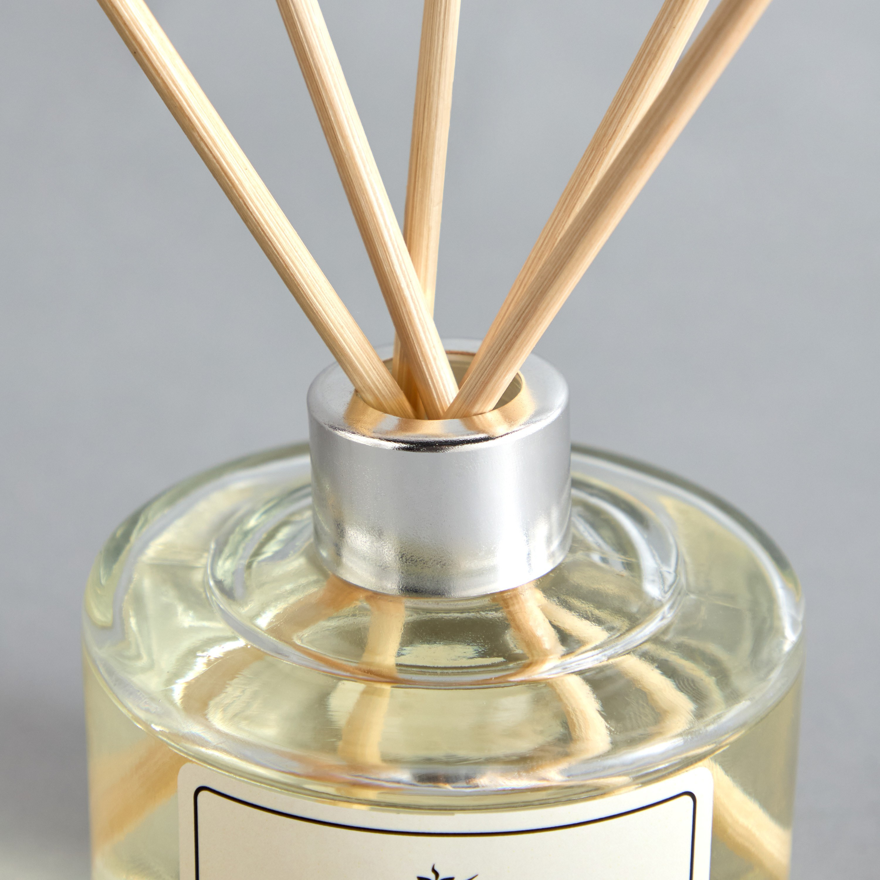 Boutique English Oak & Redcurrant Diffuser - 200 ml-household-homefragrance-reeddiffusers-image-3