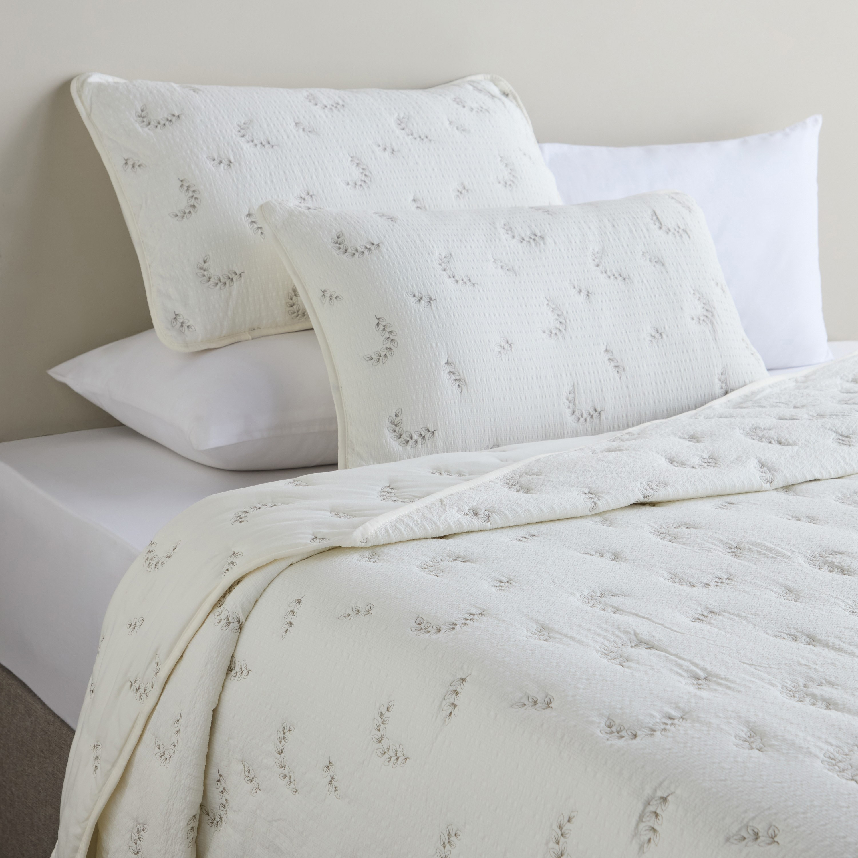 طقم مفارش سرير سوبر كينج 3 قطع بتطريزات سيرساكر - أندري - 240x260 سم-household-bedding-comfortersandbedspreads-bedspreads-image-1