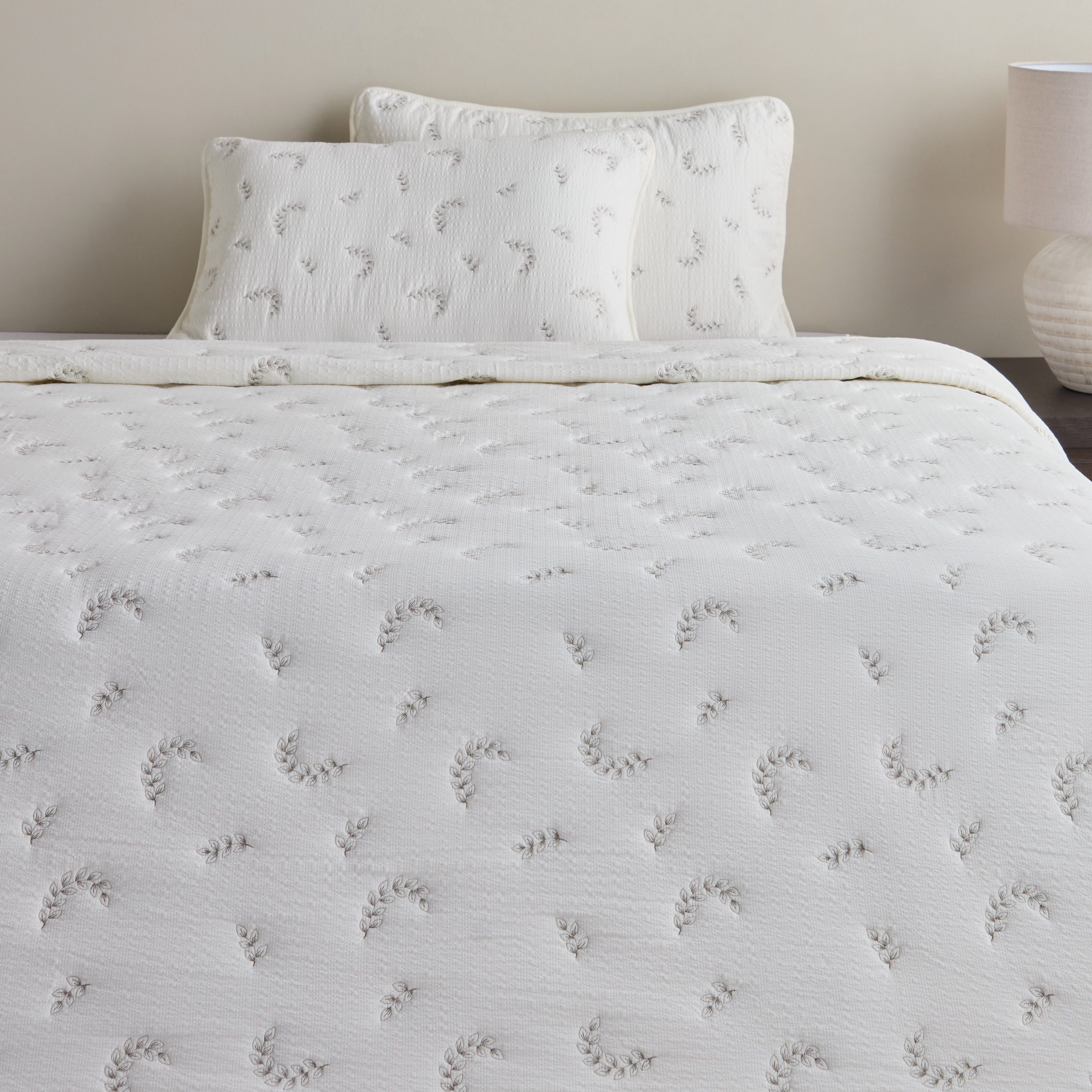 طقم مفارش سرير سوبر كينج 3 قطع بتطريزات سيرساكر - أندري - 240x260 سم-household-bedding-comfortersandbedspreads-bedspreads-image-2