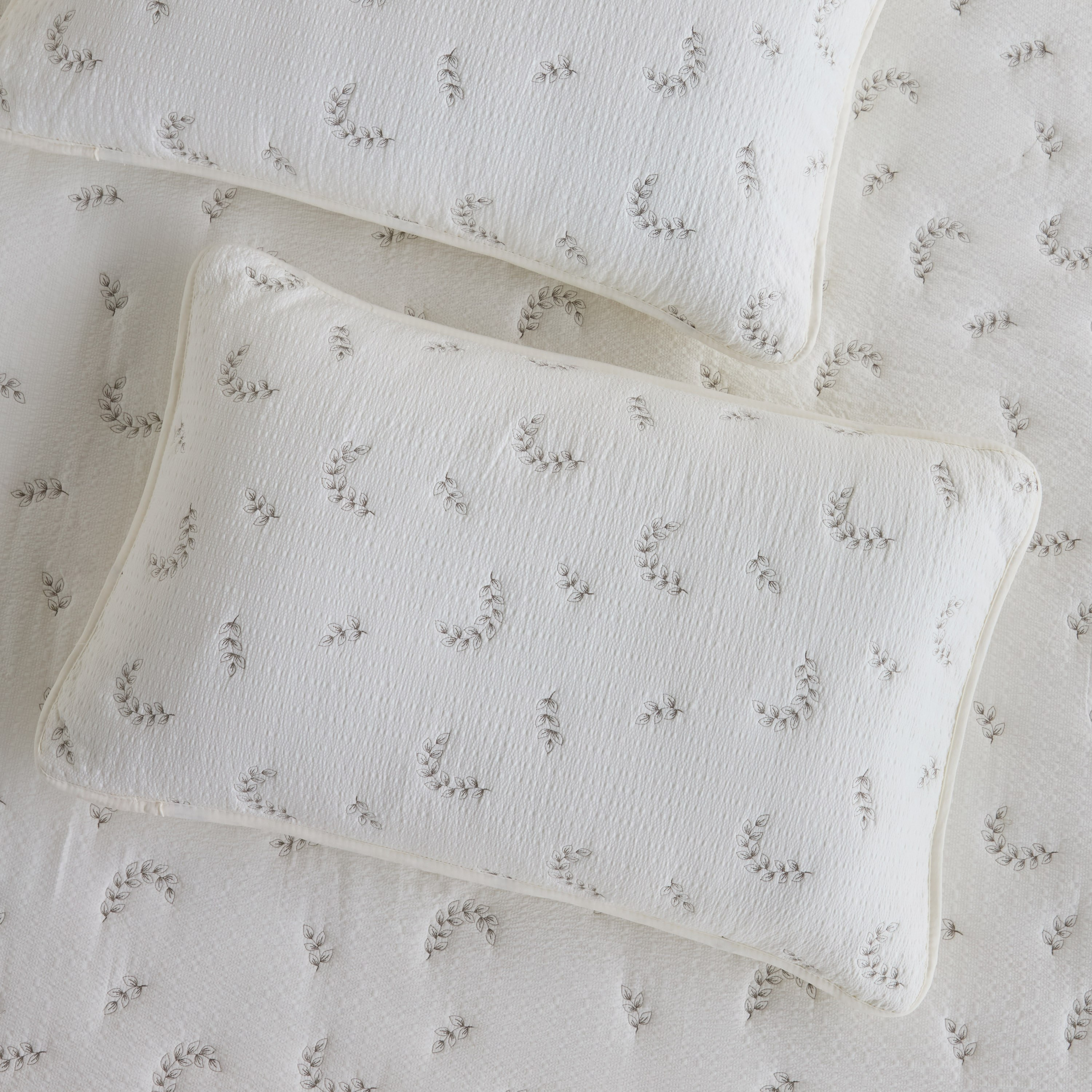 طقم مفارش سرير سوبر كينج 3 قطع بتطريزات سيرساكر - أندري - 240x260 سم-household-bedding-comfortersandbedspreads-bedspreads-image-3