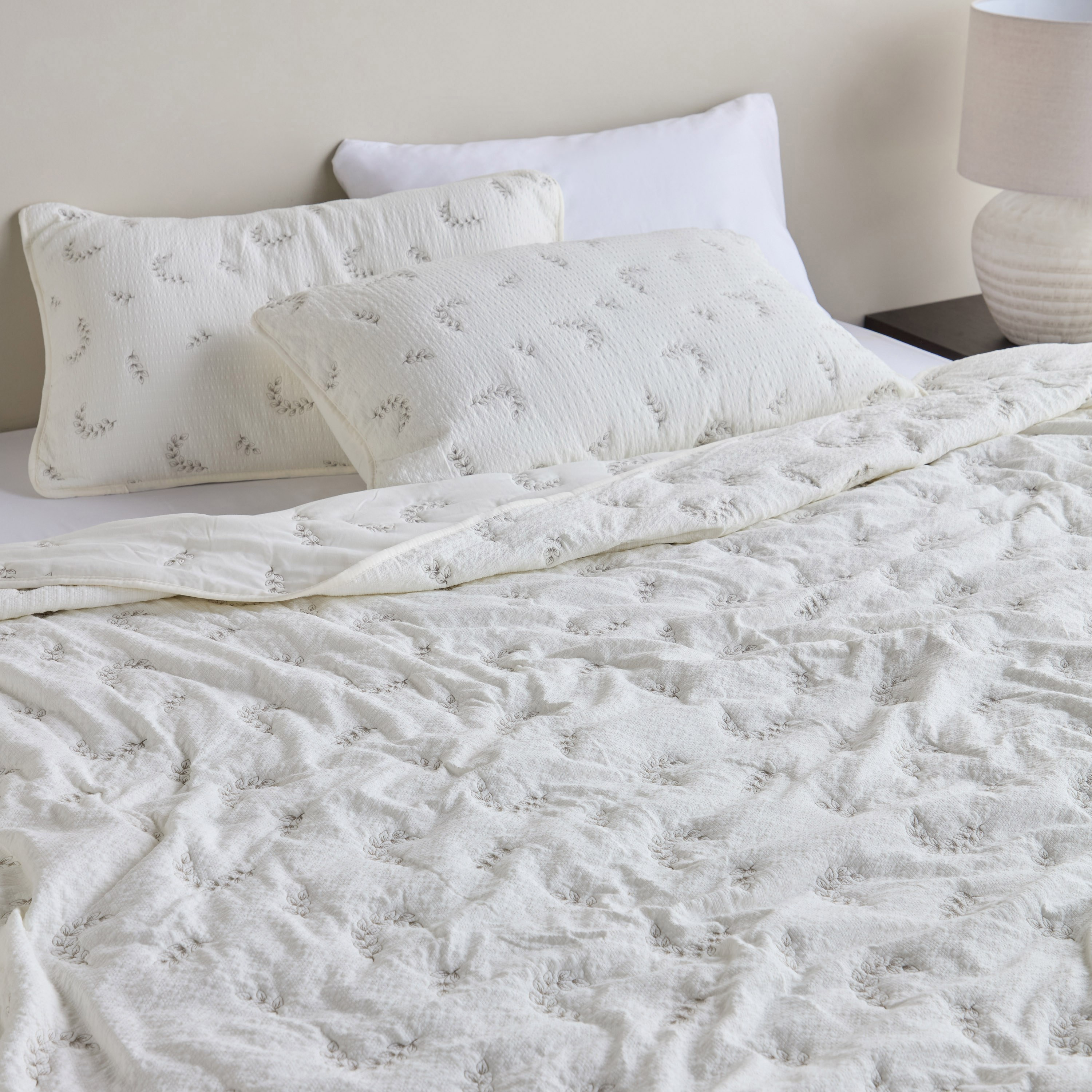 طقم مفارش سرير سوبر كينج 3 قطع بتطريزات سيرساكر - أندري - 240x260 سم-household-bedding-comfortersandbedspreads-bedspreads-image-4