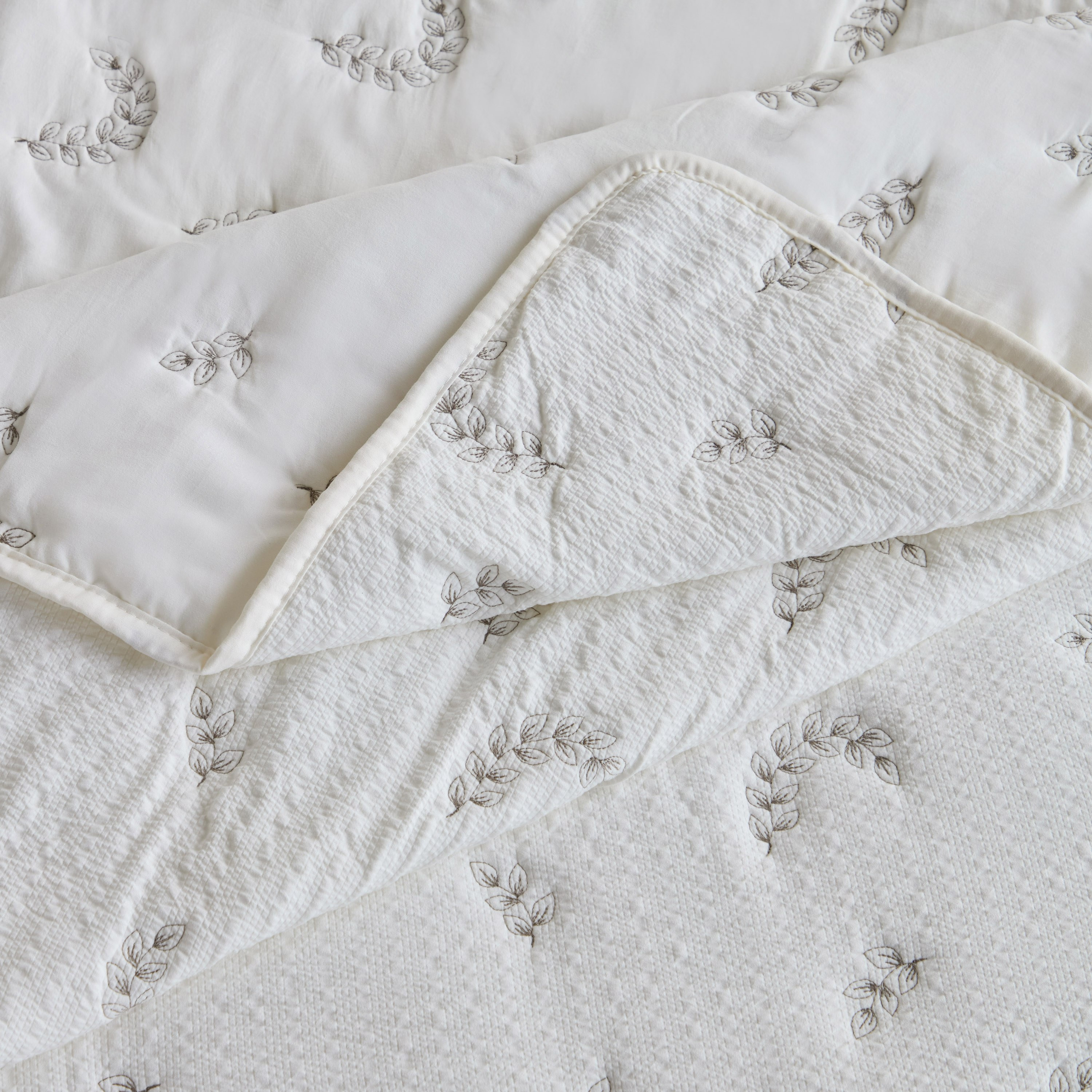 طقم مفارش سرير سوبر كينج 3 قطع بتطريزات سيرساكر - أندري - 240x260 سم-household-bedding-comfortersandbedspreads-bedspreads-image-5