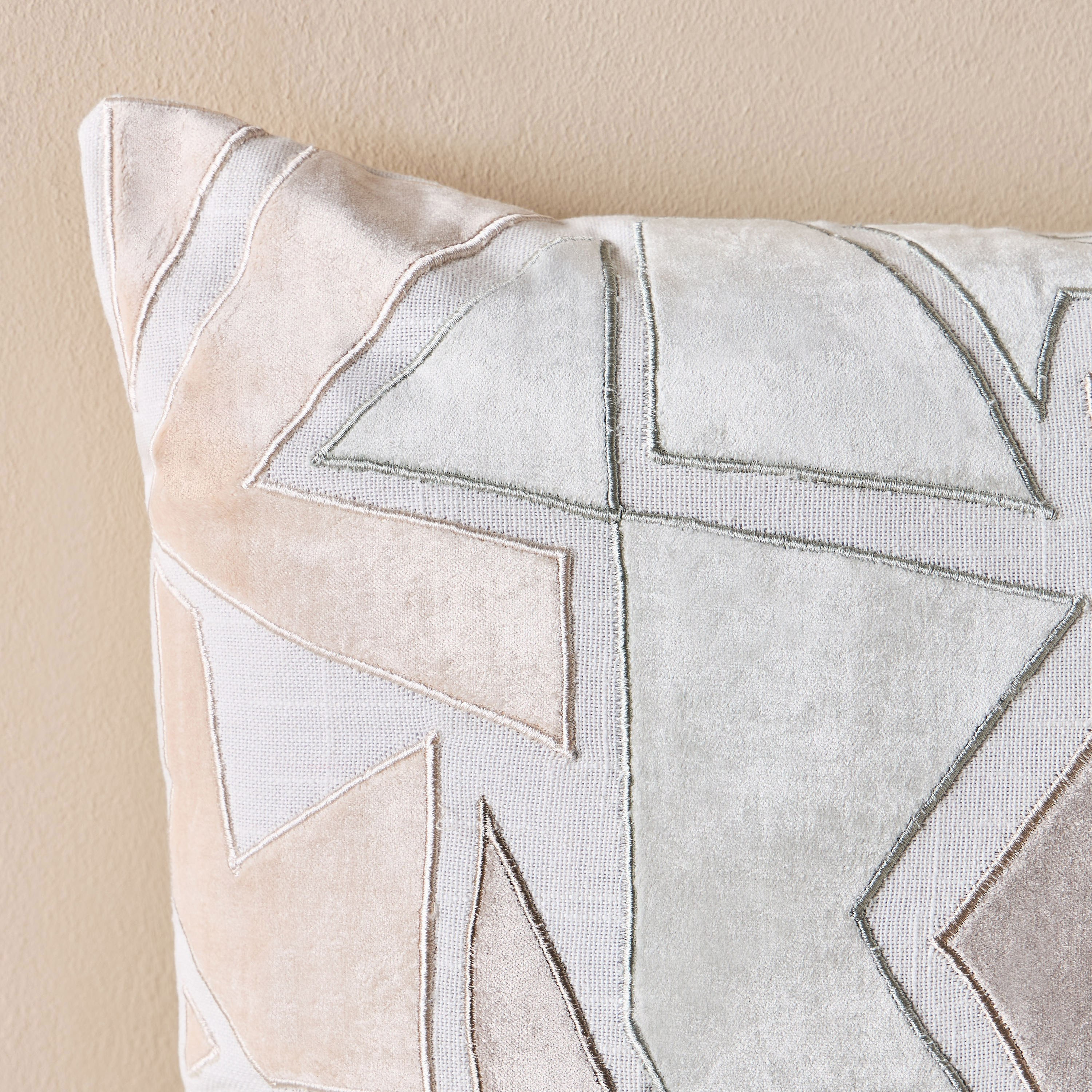 غطاء وسادة بتصميم رقع هندسية - فانوس - 50×50 سم-household-cushionsandthrows-cushioncovers-image-2