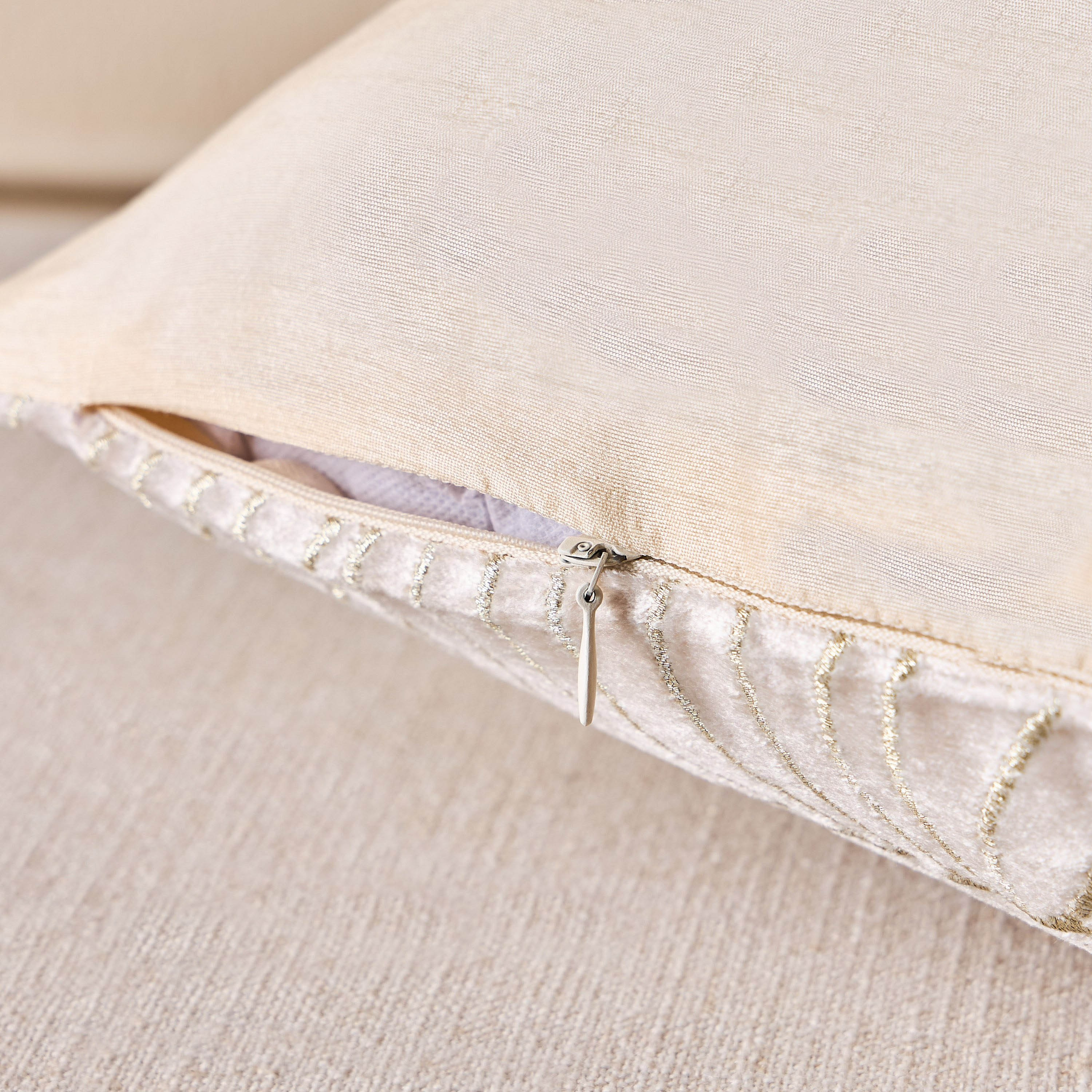 وسادة محشوة بتزيينات أوراق شجر - لوتس - 50x50 سم-household-cushionsandthrows-filledcushions-decorativecushions-image-3