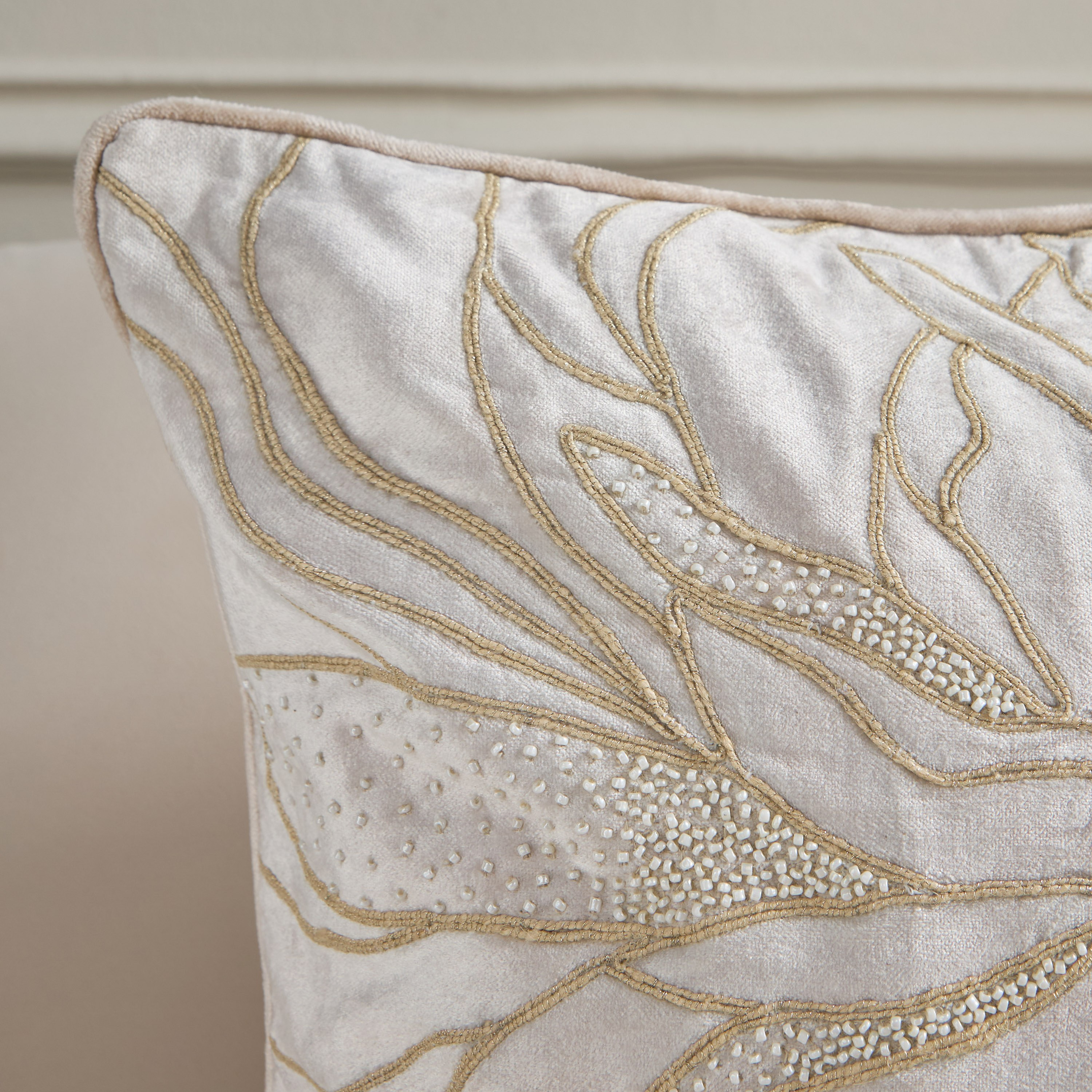 وسادة محشوة مطرّزة بالخرز بتصميم أوراق اللوتس – 50×50 سم-household-cushionsandthrows-filledcushions-decorativecushions-image-2
