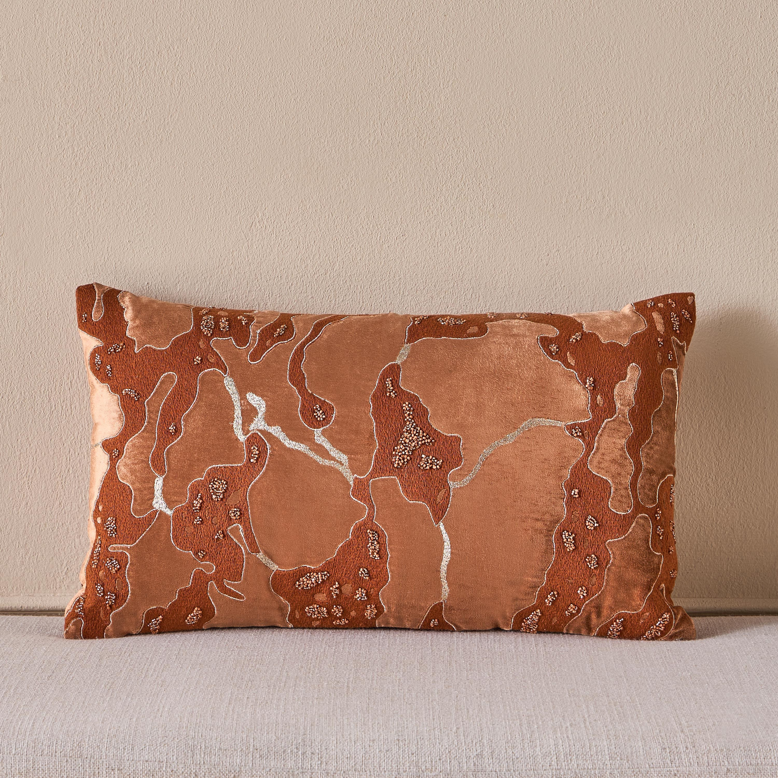 وسادة محشوة بتطريز تجريدي - دهب - 30×50 سم-household-cushionsandthrows-filledcushions-decorativecushions-image-1
