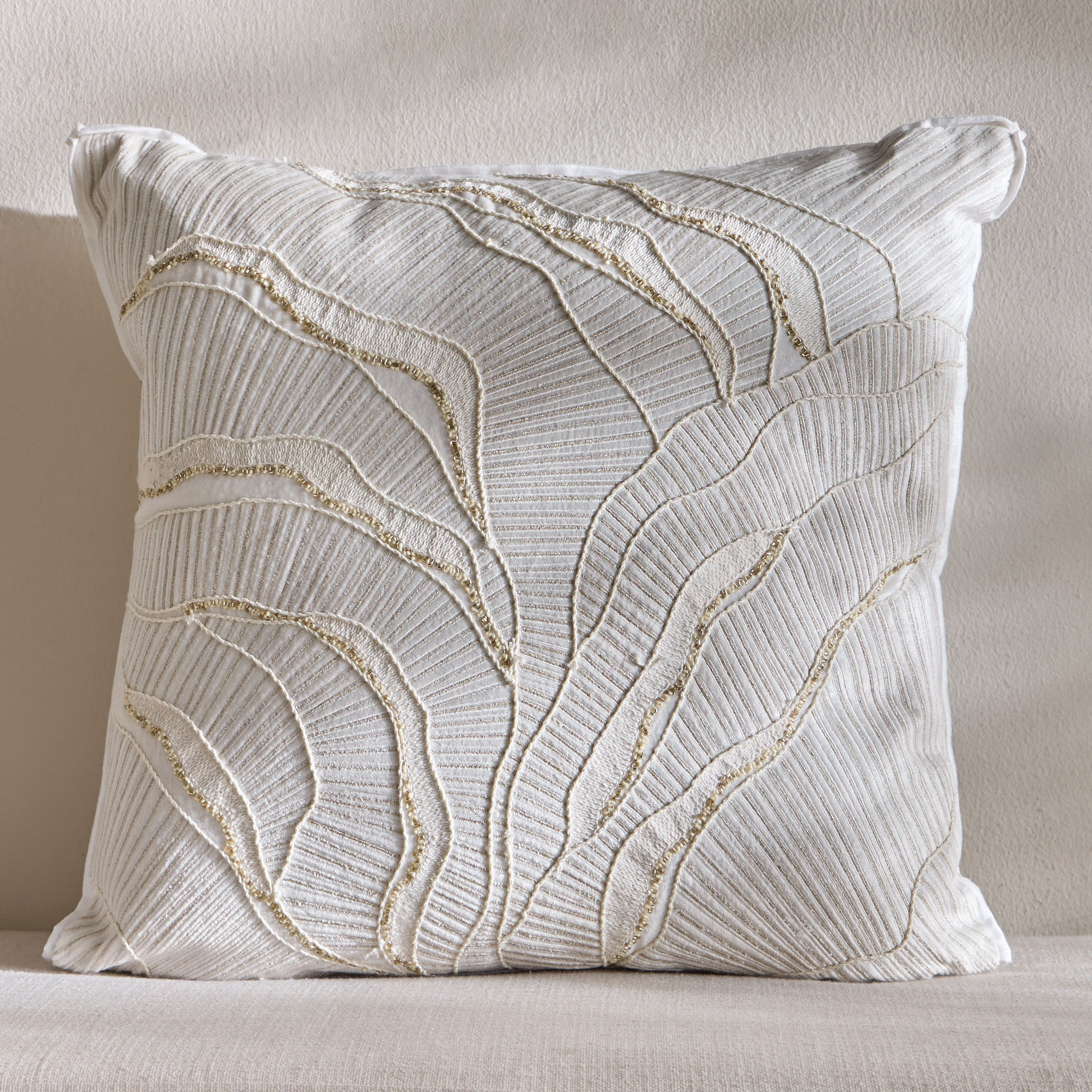 وسادة محشوة بتطريز أمواج - دهب - 50x50 سم-household-cushionsandthrows-filledcushions-decorativecushions-image-5