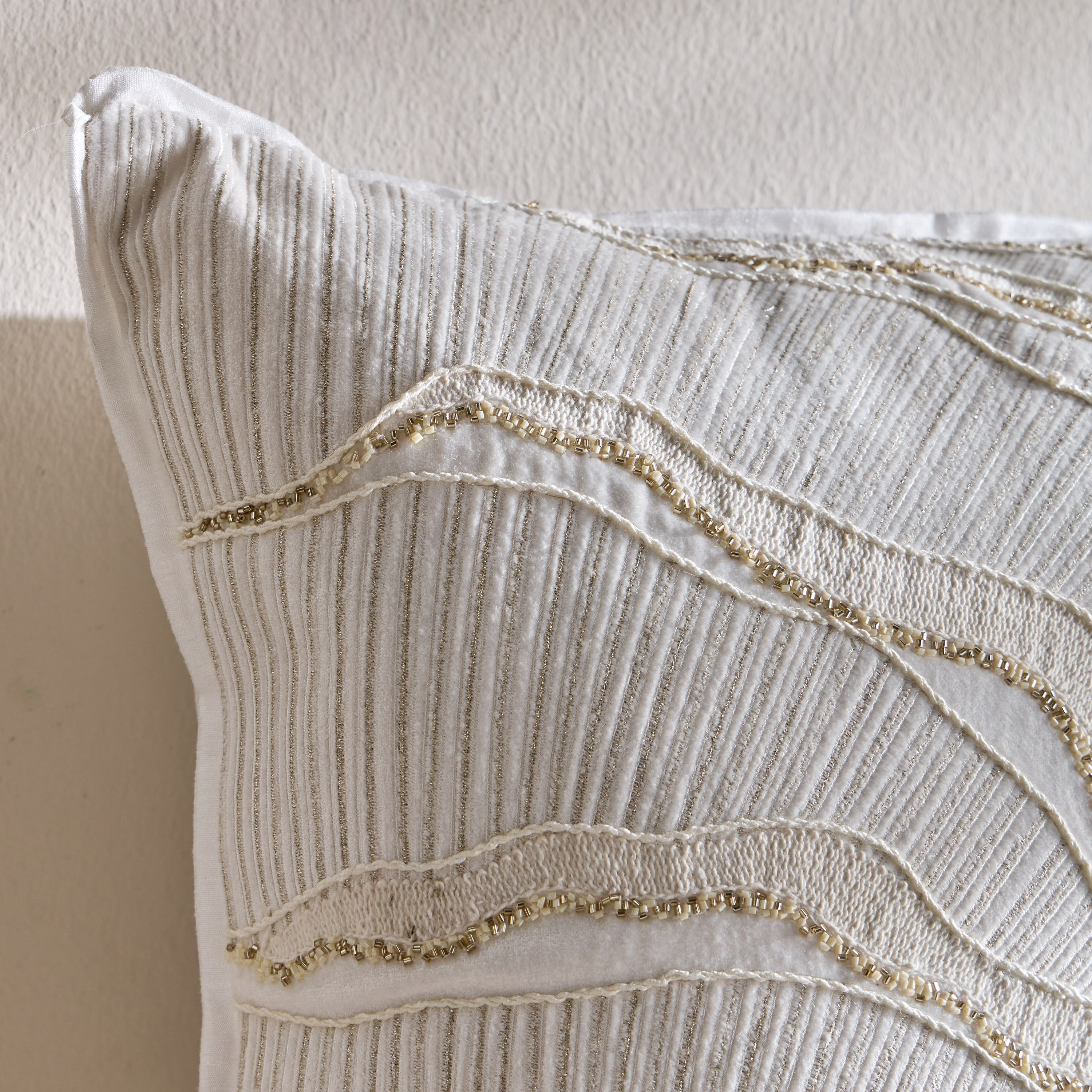 وسادة محشوة بتطريز أمواج - دهب - 50x50 سم-household-cushionsandthrows-filledcushions-decorativecushions-image-6