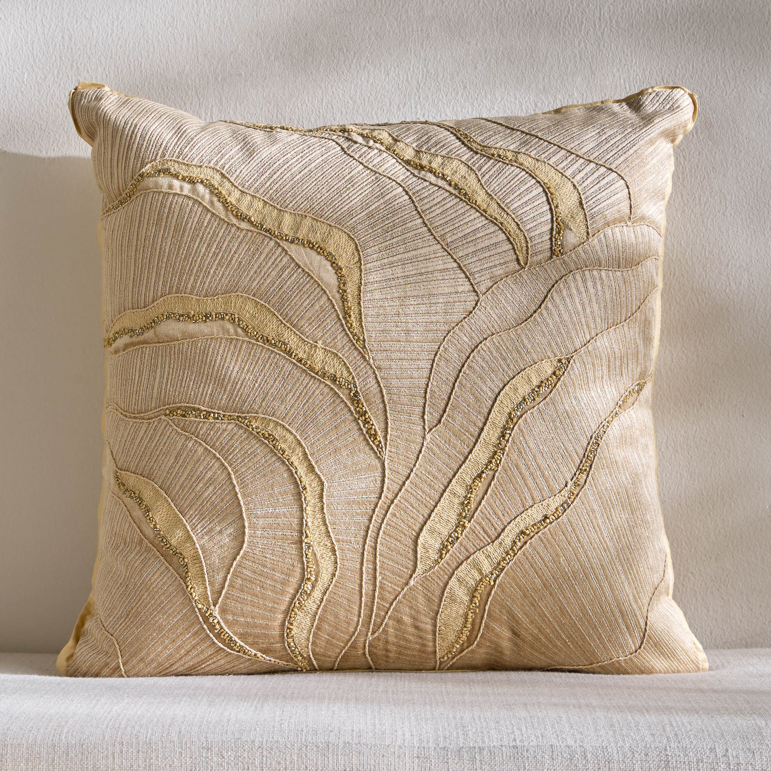وسادة محشوة بتطريز أمواج - دهب - 50x50 سم-household-cushionsandthrows-filledcushions-decorativecushions-image-1