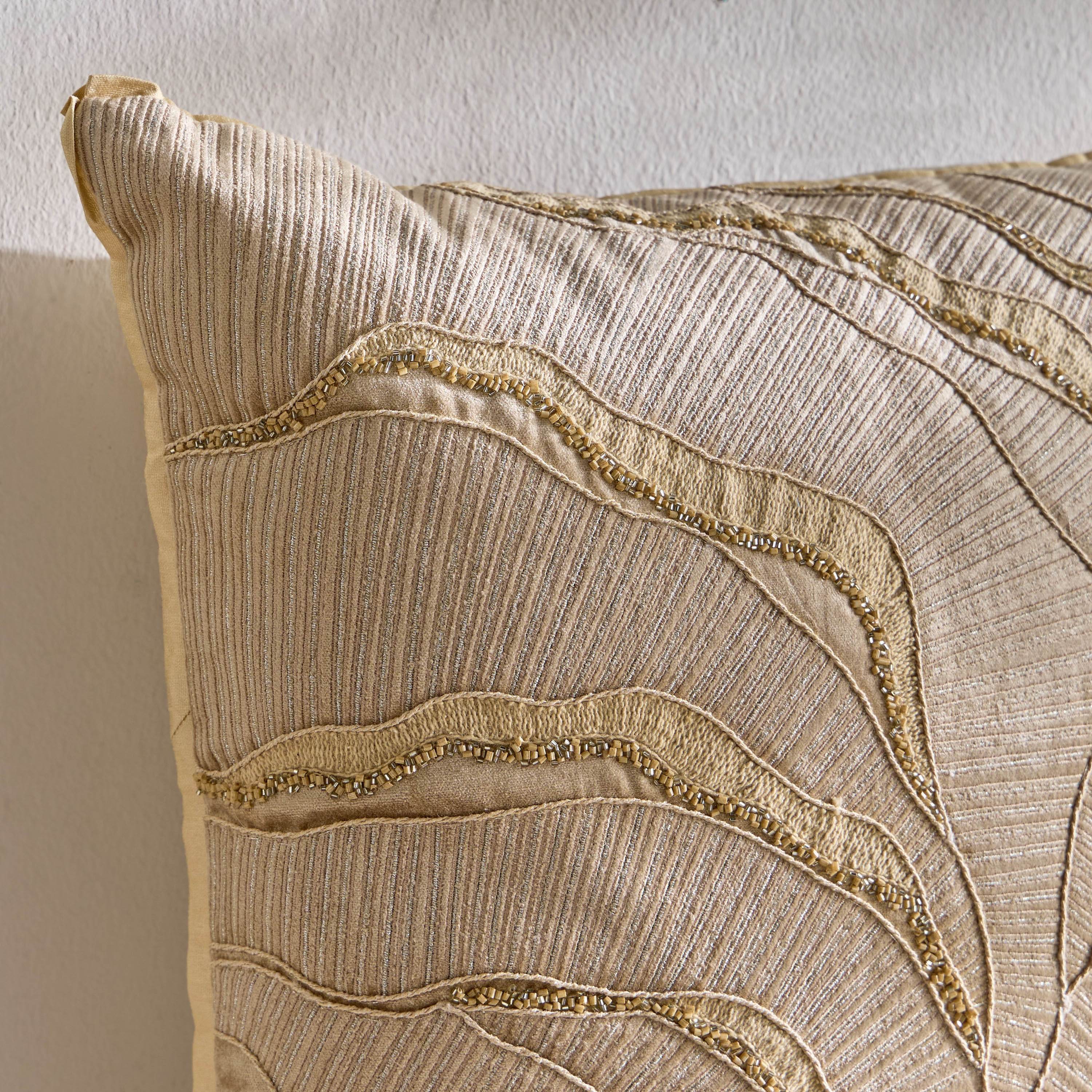 وسادة محشوة بتطريز أمواج - دهب - 50x50 سم-household-cushionsandthrows-filledcushions-decorativecushions-image-2