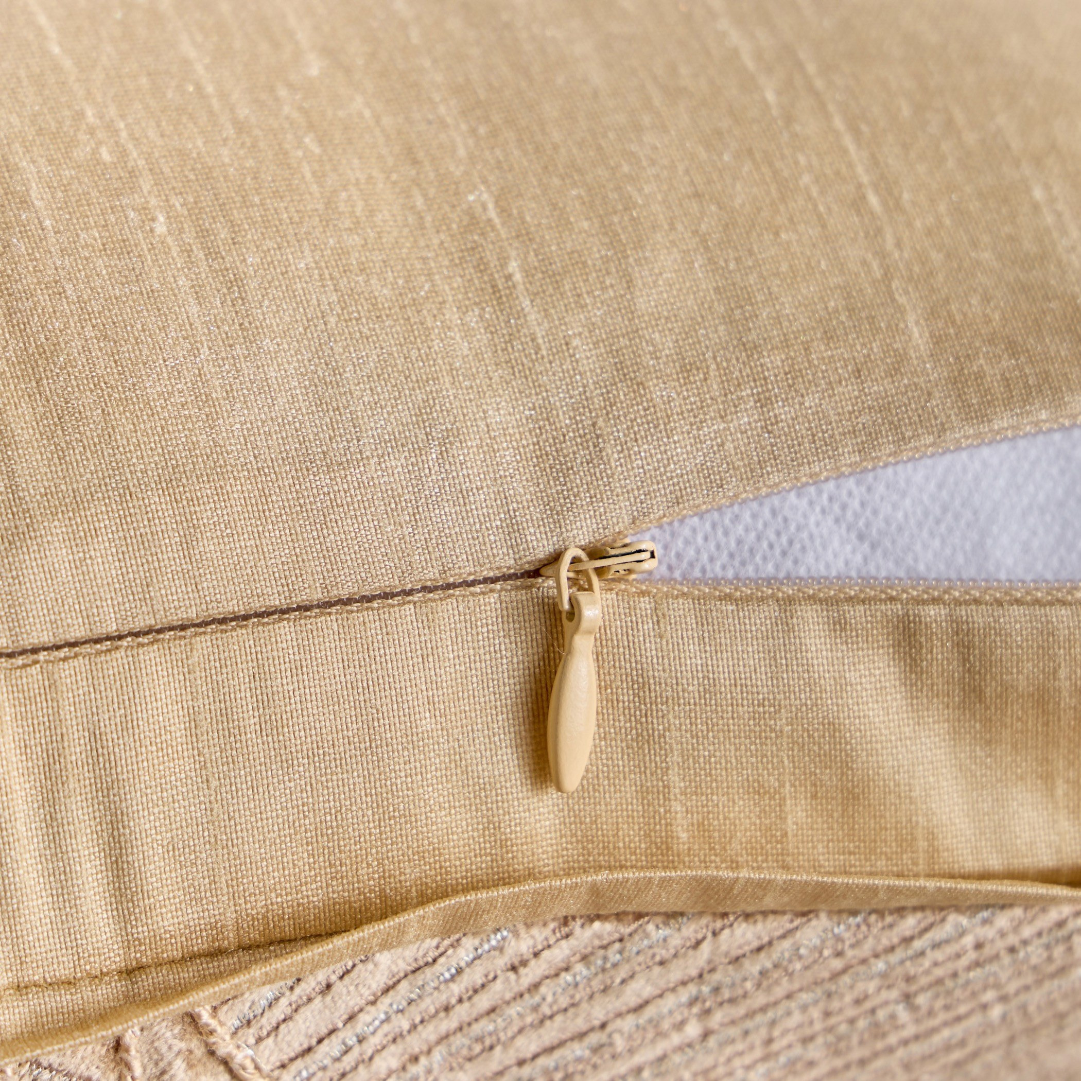 وسادة محشوة بتطريز أمواج - دهب - 50x50 سم-household-cushionsandthrows-filledcushions-decorativecushions-image-3