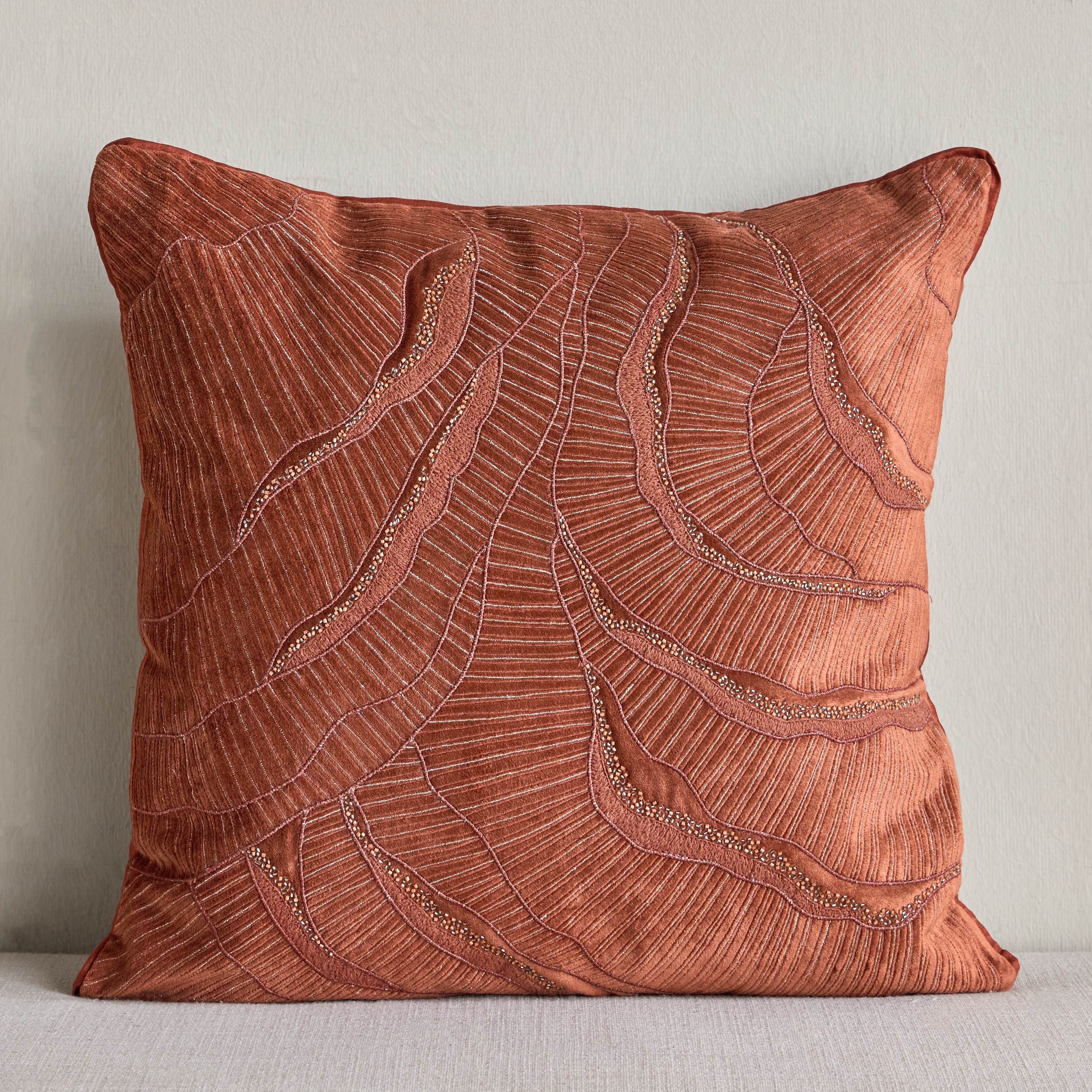 وسادة محشوة بتطريز أمواج - دهب - 50x50 سم-household-cushionsandthrows-filledcushions-decorativecushions-image-9