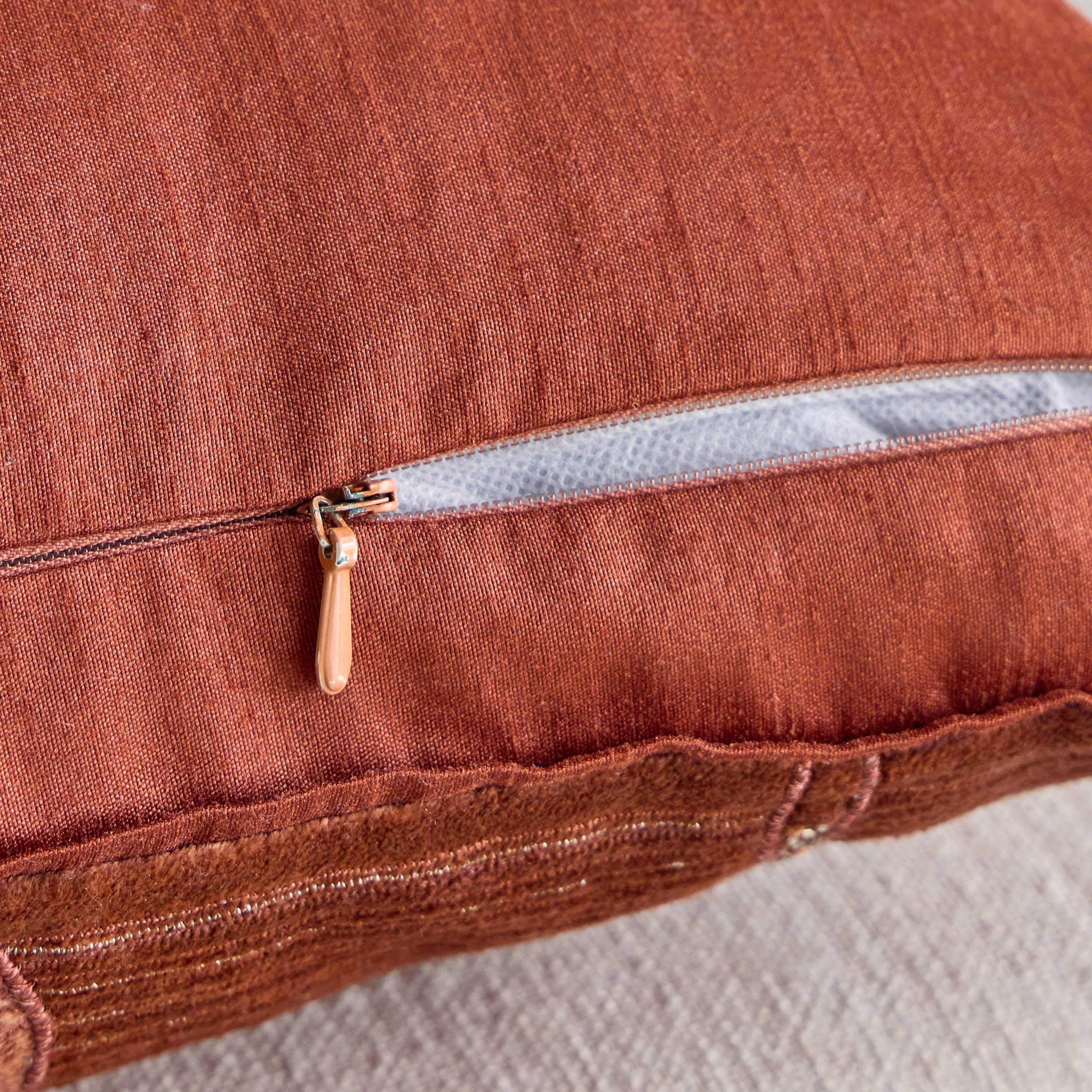 وسادة محشوة بتطريز أمواج - دهب - 50x50 سم-household-cushionsandthrows-filledcushions-decorativecushions-image-11