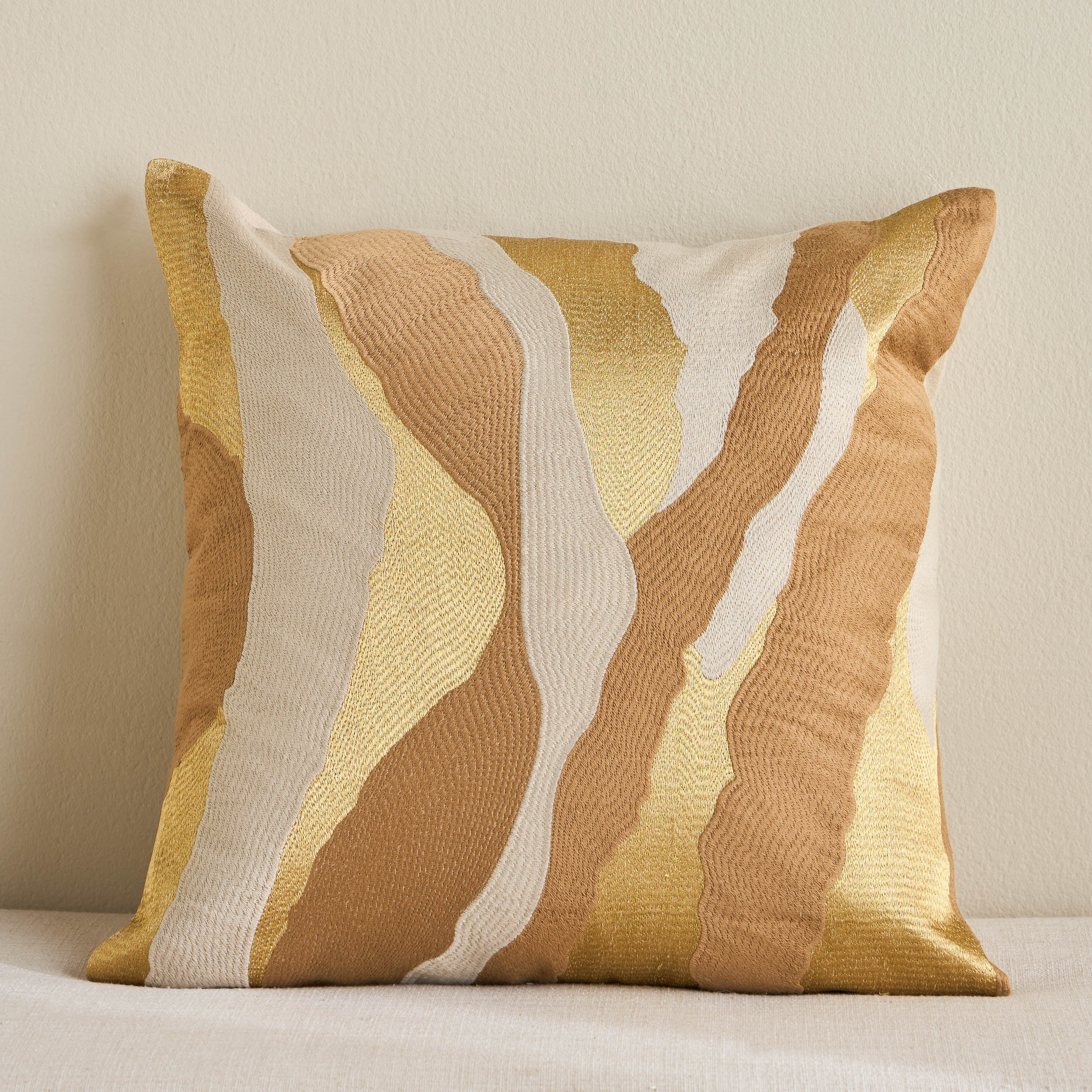 وسادة محشوة مطرزة بتصميم مجرد - دهب - 50x50 سم-household-cushionsandthrows-filledcushions-decorativecushions-image-1