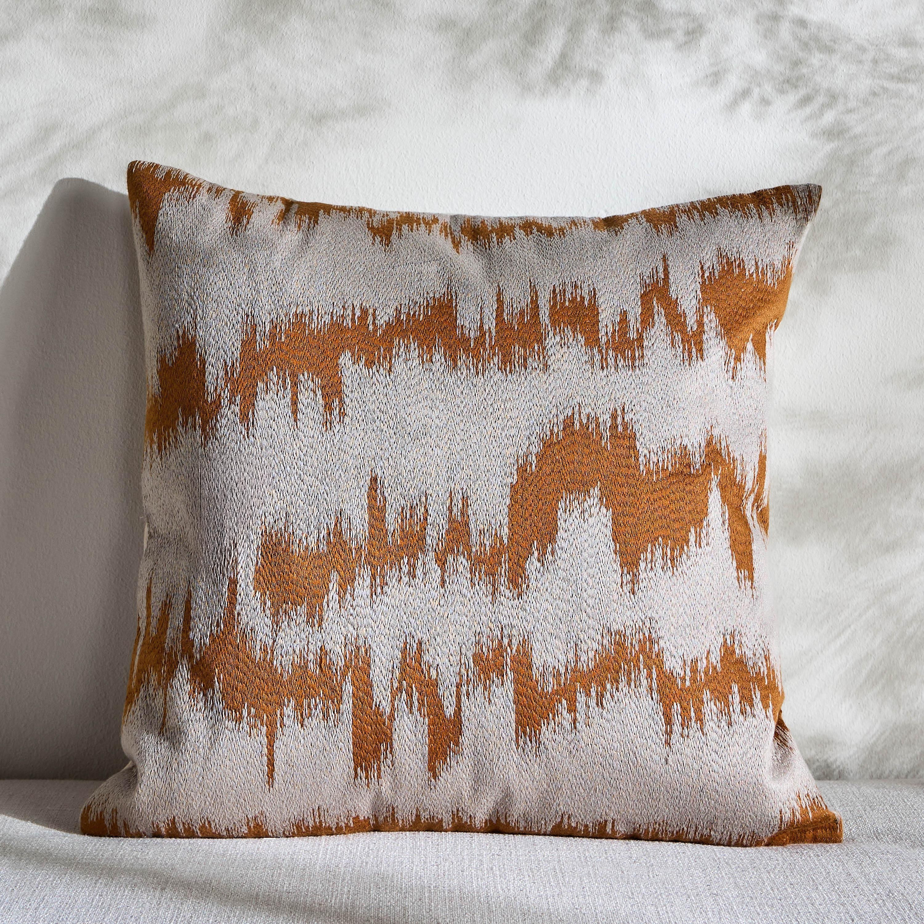 وسادة محشوة مطرزة بتصميم مجرد - دهب - 50x50 سم-household-cushionsandthrows-filledcushions-decorativecushions-image-5