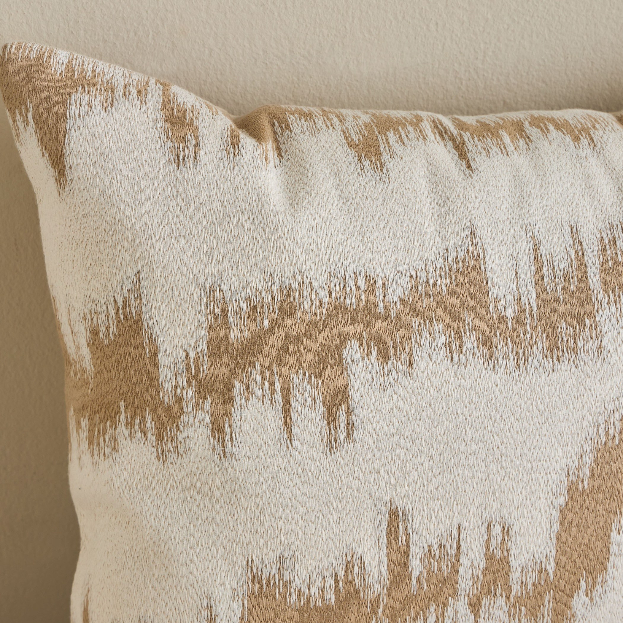 غطاء وسادة بتطريز تجريدي - دهب - 50x50 سم-household-cushionsandthrows-cushioncovers-image-6