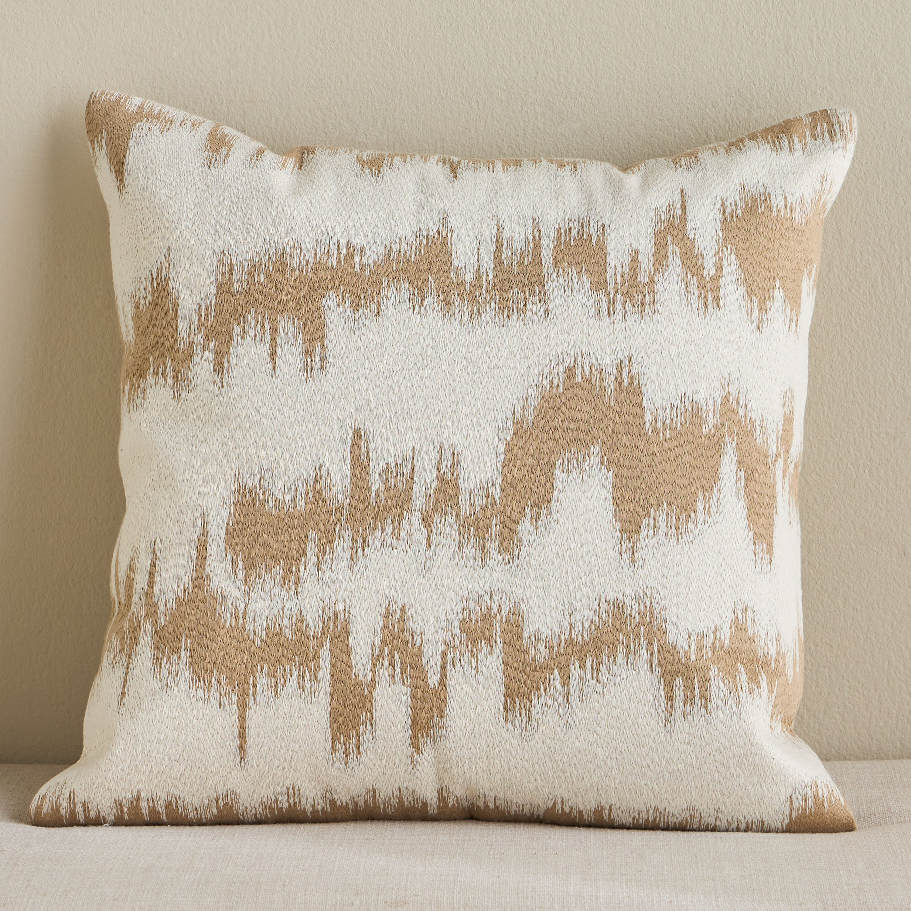 وسادة محشوة مطرزة بتصميم مجرد - دهب - 50x50 سم-household-cushionsandthrows-filledcushions-decorativecushions-image-9