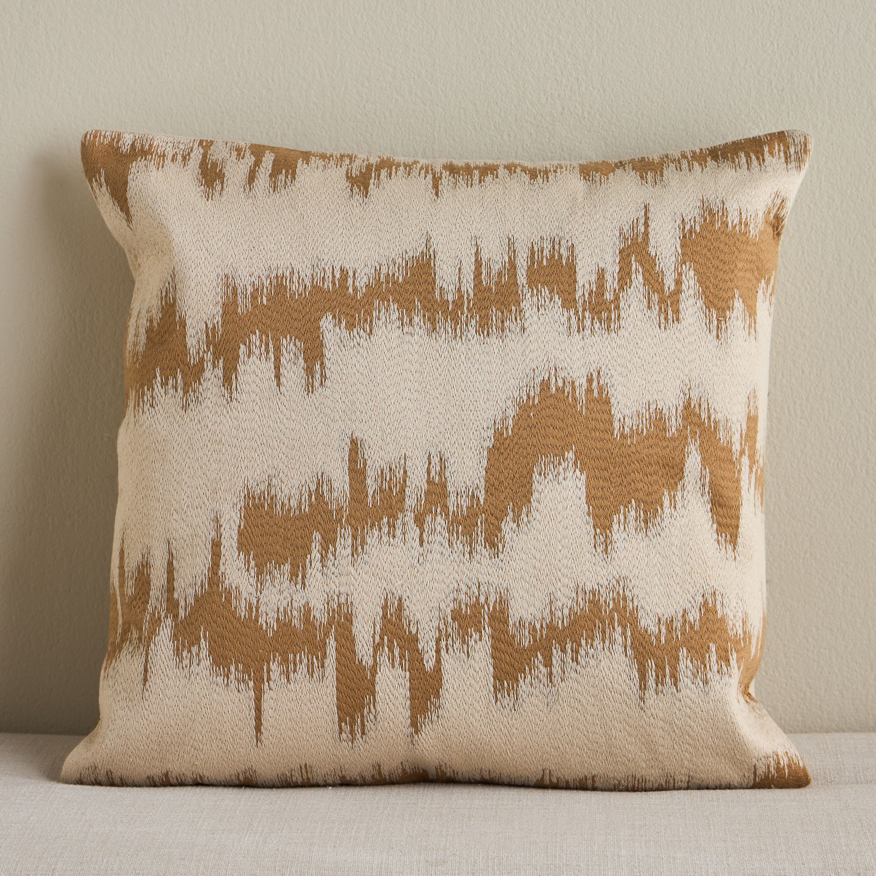 وسادة محشوة مطرزة بتصميم مجرد - دهب - 50x50 سم-household-cushionsandthrows-filledcushions-decorativecushions-image-13