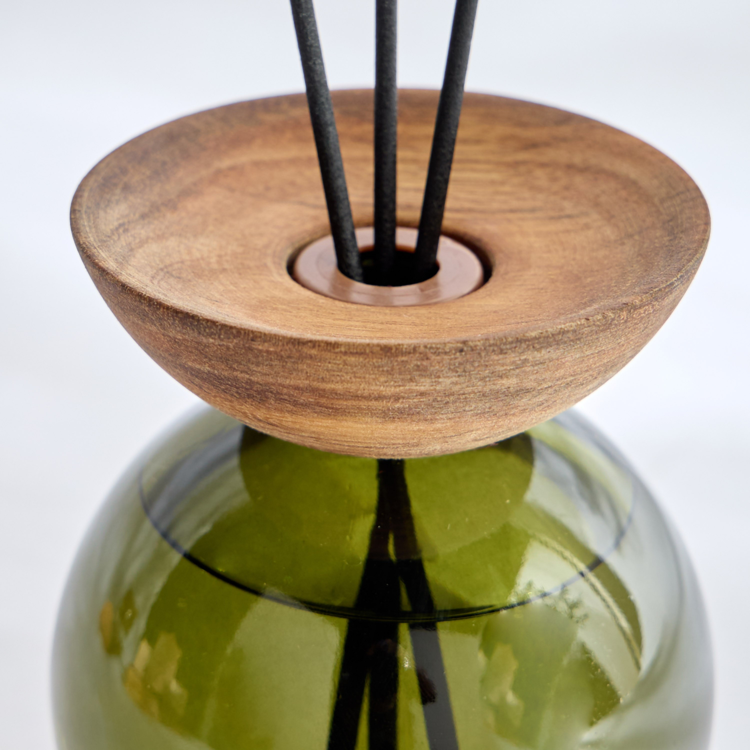 موزع عطور بالأعواد بالأوكالبتوس والفريزيا - شيروود - 200 مل-household-homefragrance-reeddiffusers-image-3