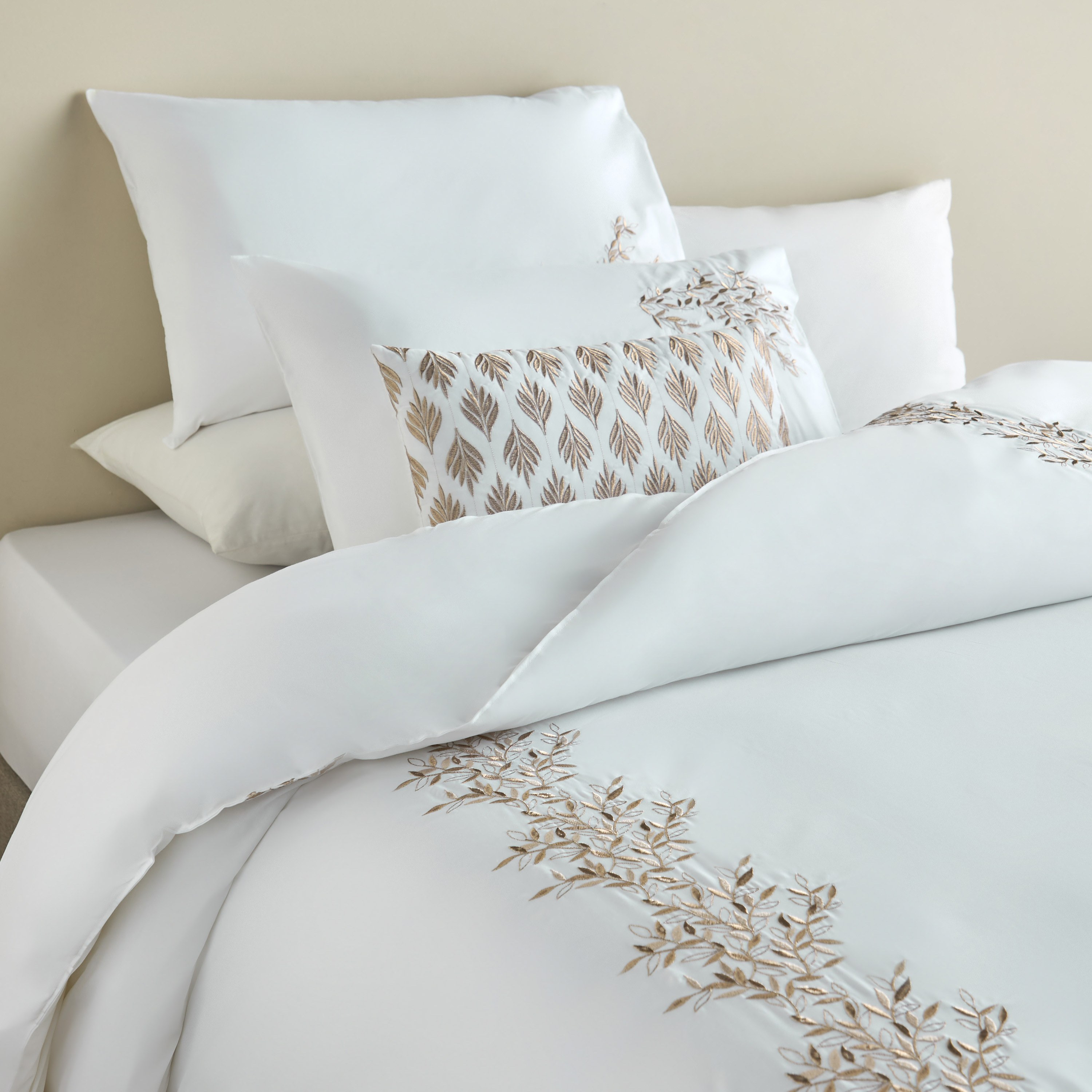 طقم لحاف سوبر كينج مطرّز من القطن 4 قطع - شيمري - 240×260 سم-household-bedding-comfortersandbedspreads-comforters-image-1