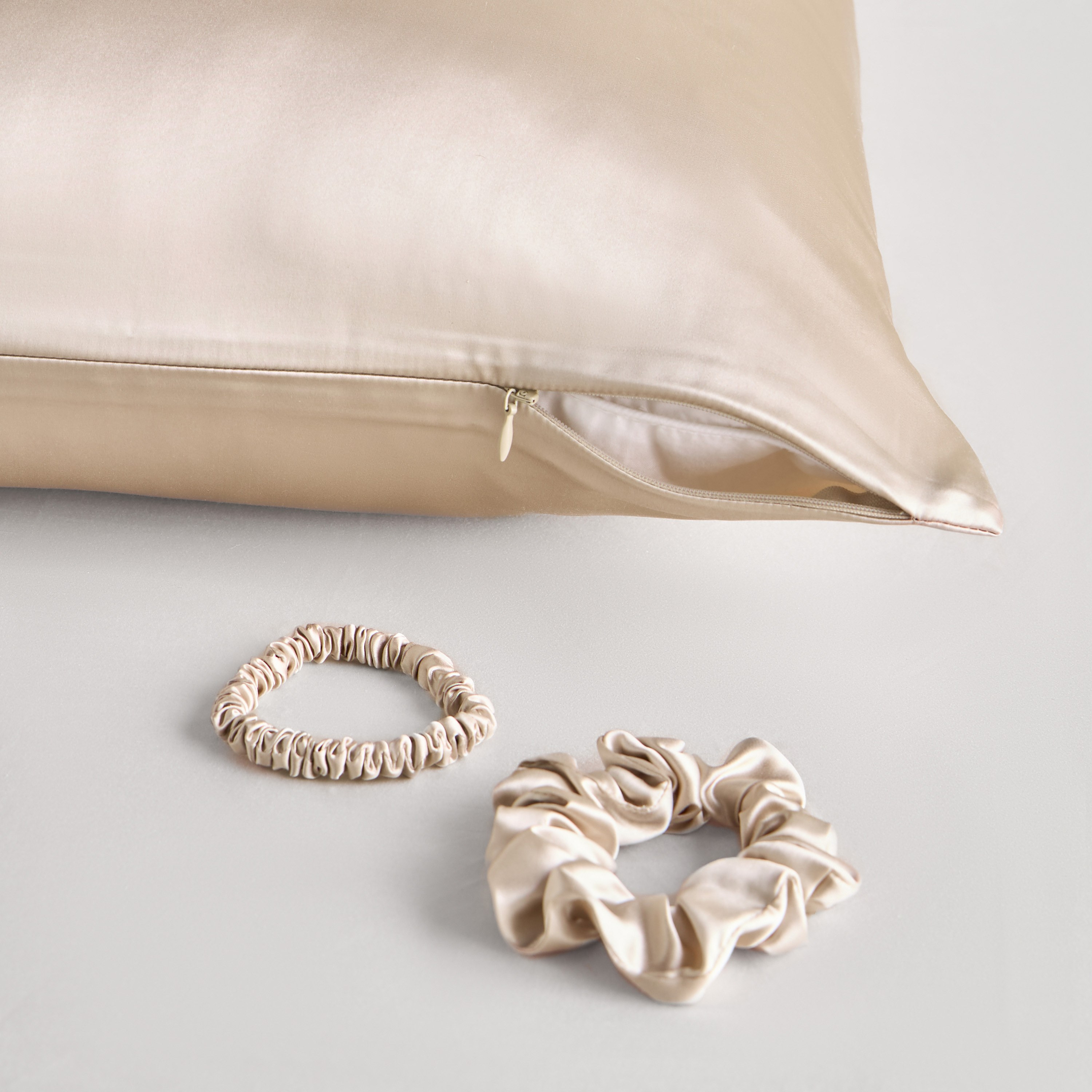 Veloura Mulberry Silk Pillowcase with Scrunchie and Hairband - 50x75 cm-household-bedding-sheetsandpillowcases-pillowcases-image-3