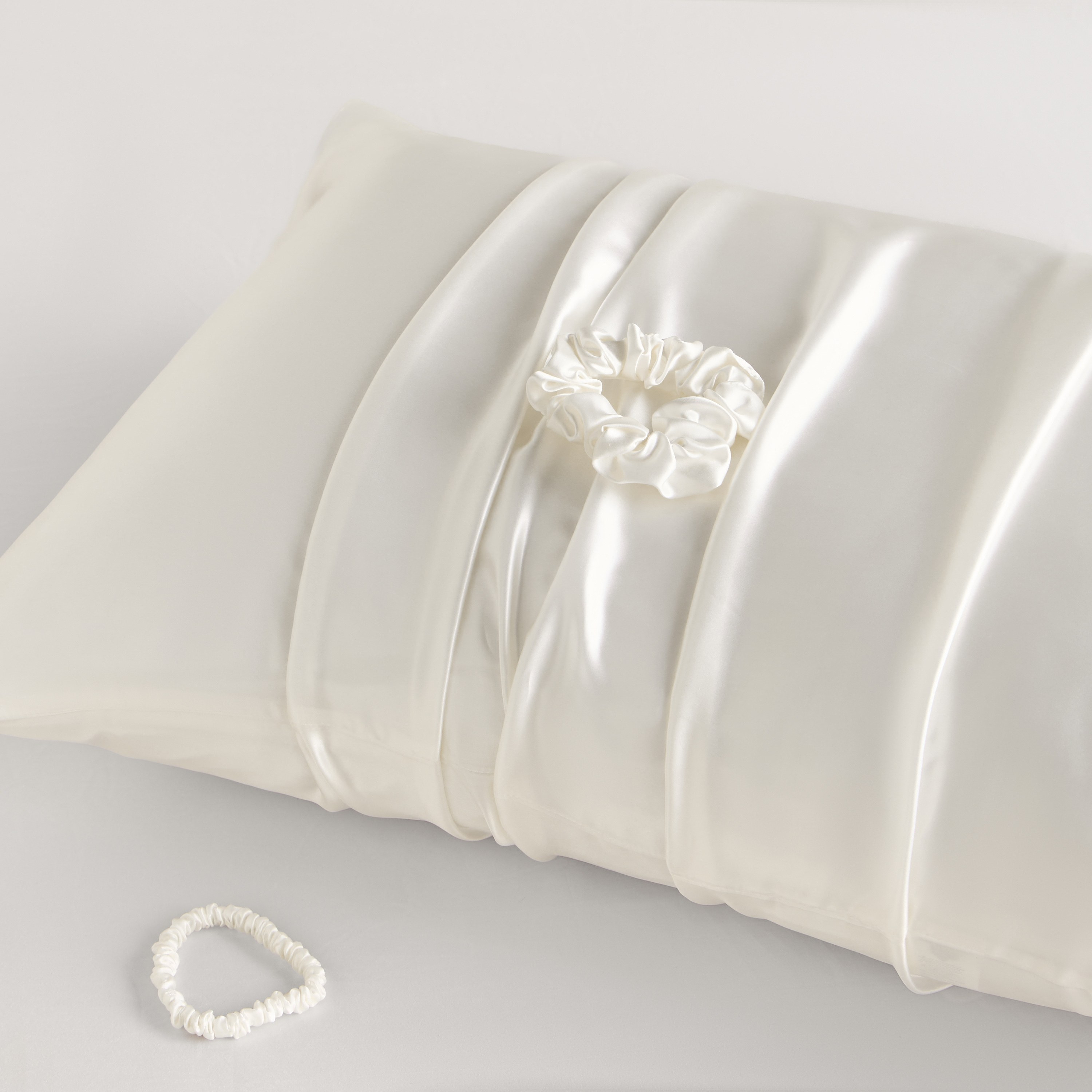 Veloura Mulberry Silk Pillowcase with Scrunchie and Hairband - 50x75 cm-household-bedding-sheetsandpillowcases-pillowcases-image-1