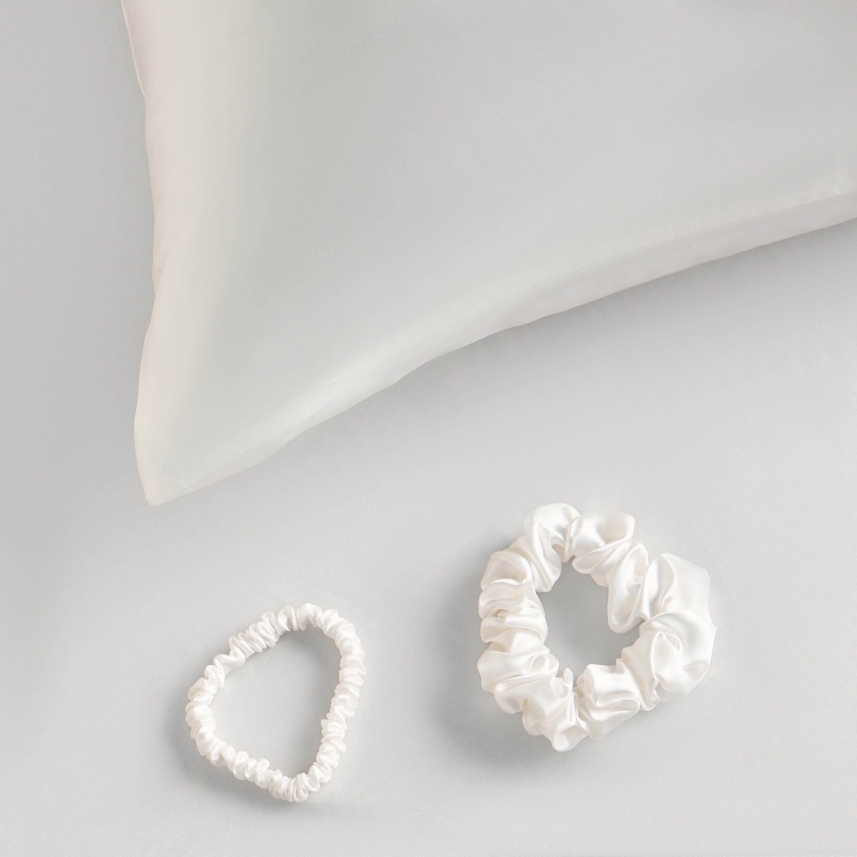 Veloura Mulberry Silk Pillowcase with Scrunchie and Hairband - 50x75 cm-household-bedding-sheetsandpillowcases-pillowcases-image-2