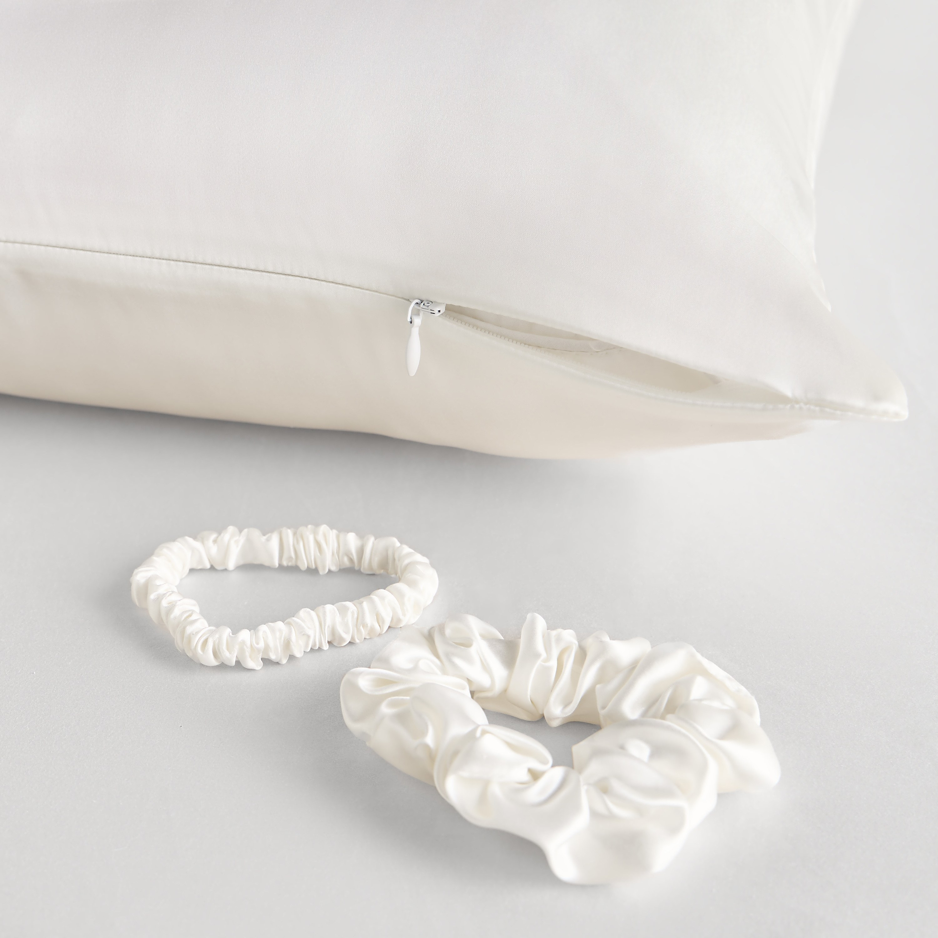 Veloura Mulberry Silk Pillowcase with Scrunchie and Hairband - 50x75 cm-household-bedding-sheetsandpillowcases-pillowcases-image-3