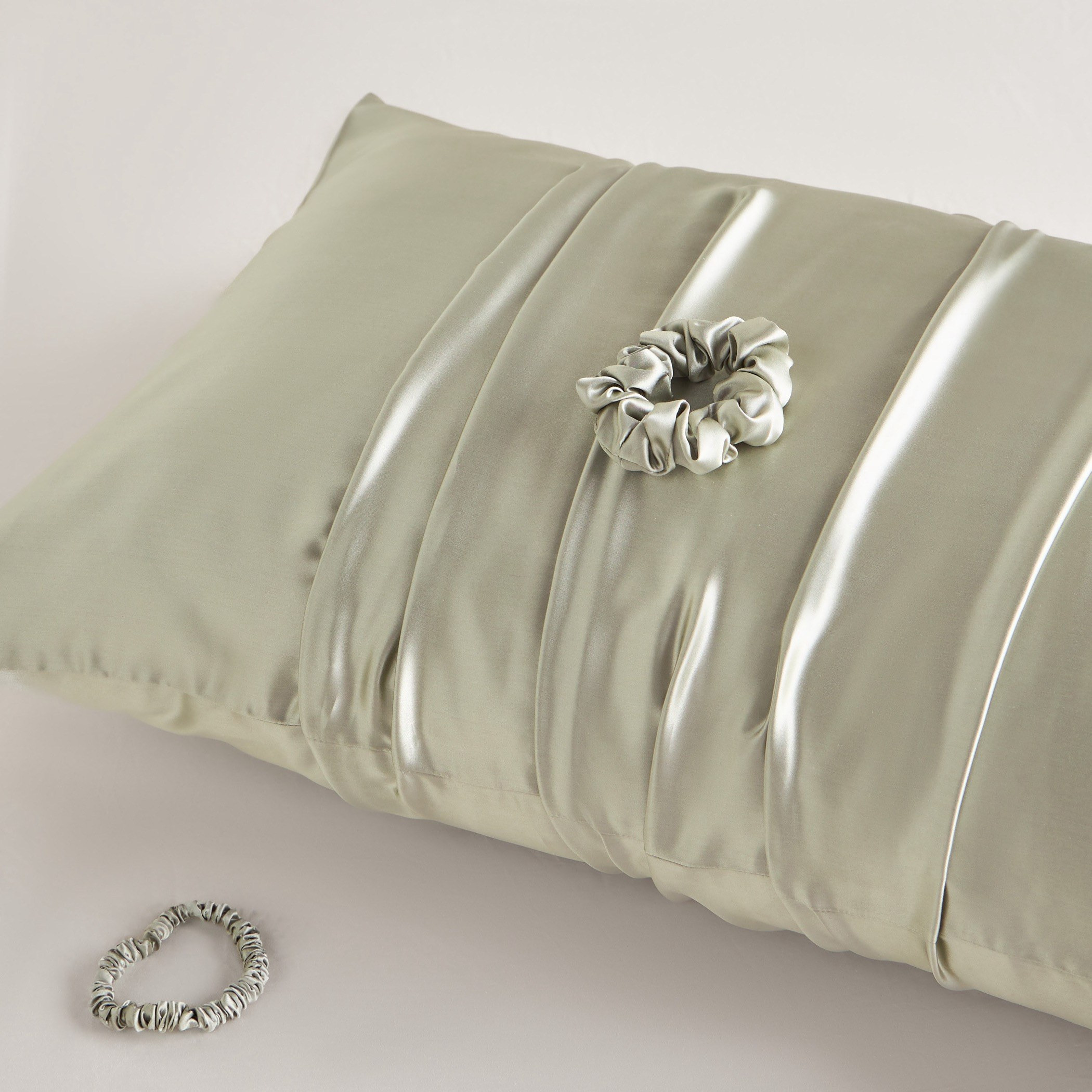 Veloura Mulberry Silk Pillowcase with Scrunchie and Hairband - 50x75 cm-household-bedding-sheetsandpillowcases-pillowcases-image-1