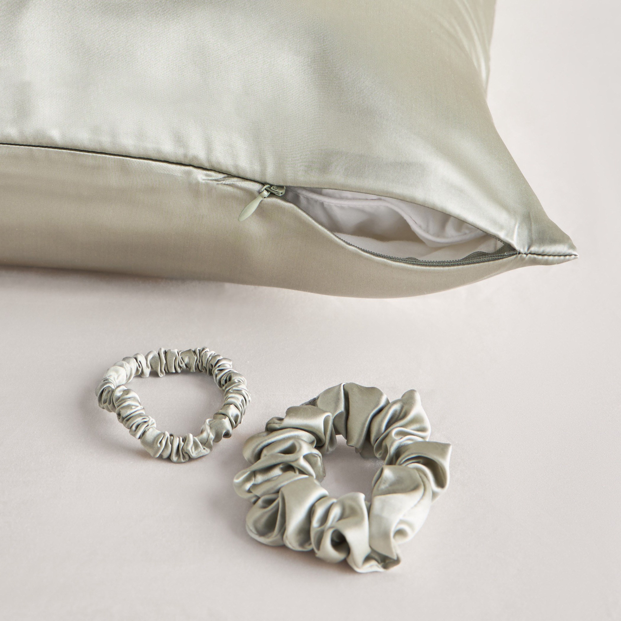 Veloura Mulberry Silk Pillowcase with Scrunchie and Hairband - 50x75 cm-household-bedding-sheetsandpillowcases-pillowcases-image-3