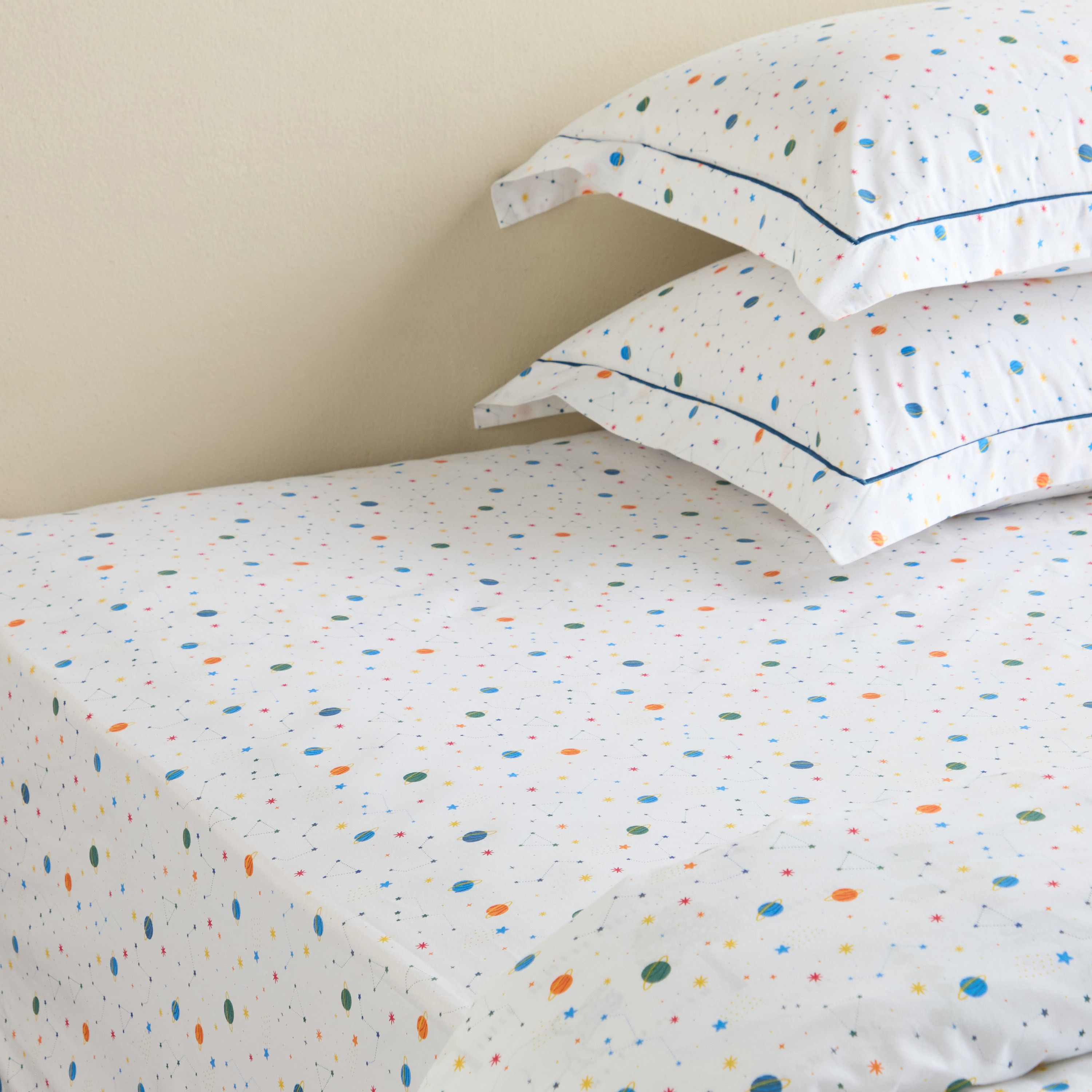 شرشف مطاطي كامل قطن عدد خيوط 200 بتصميم كواكب - دريمز - 120x200 سم-babyandkids-beddingandwindows-bedding-fittedandflatsheets-image-3