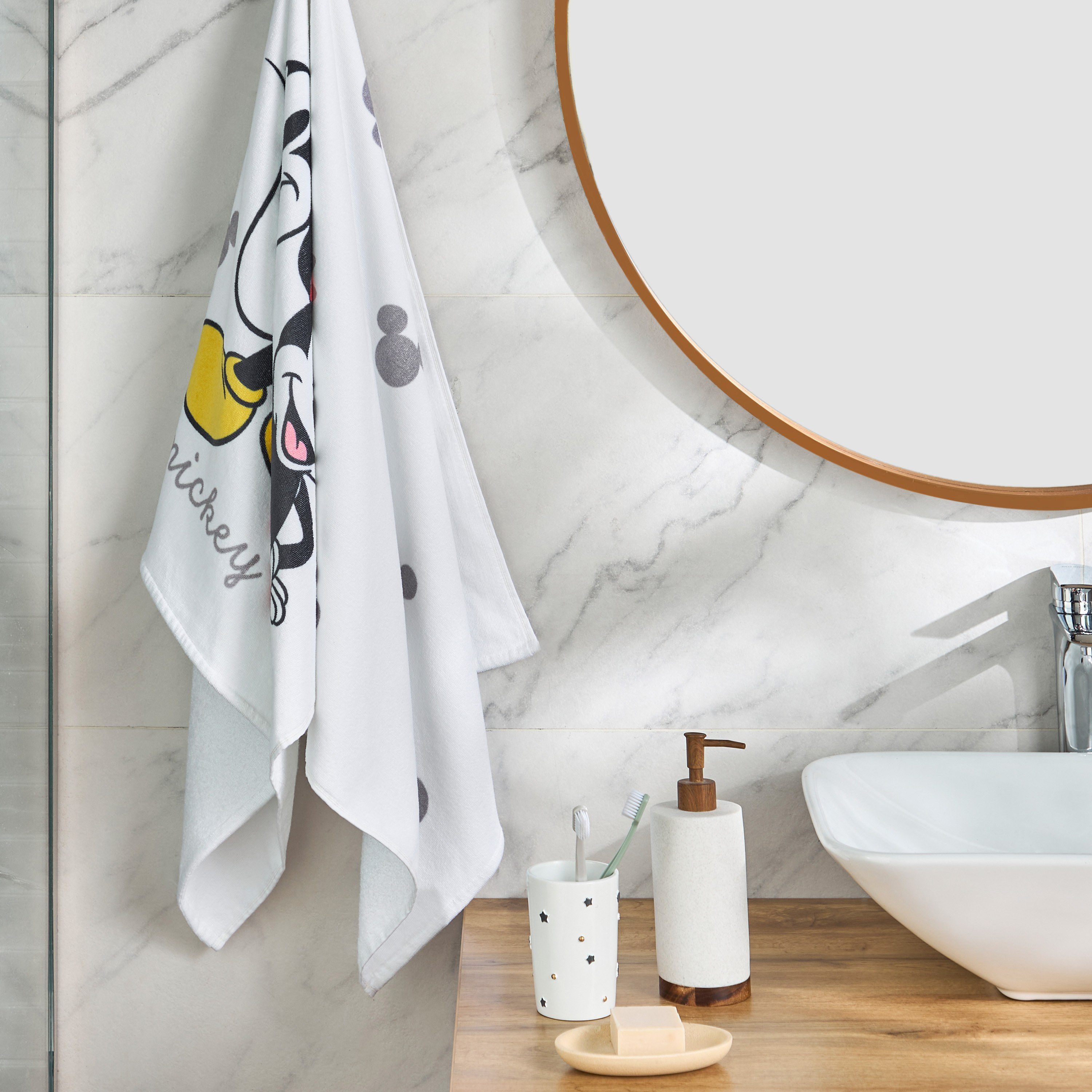 منشفة حمام بتصميم ميكي وميني - 70x140 سم-babyandkids-bathandstorage-bath-towels-image-4