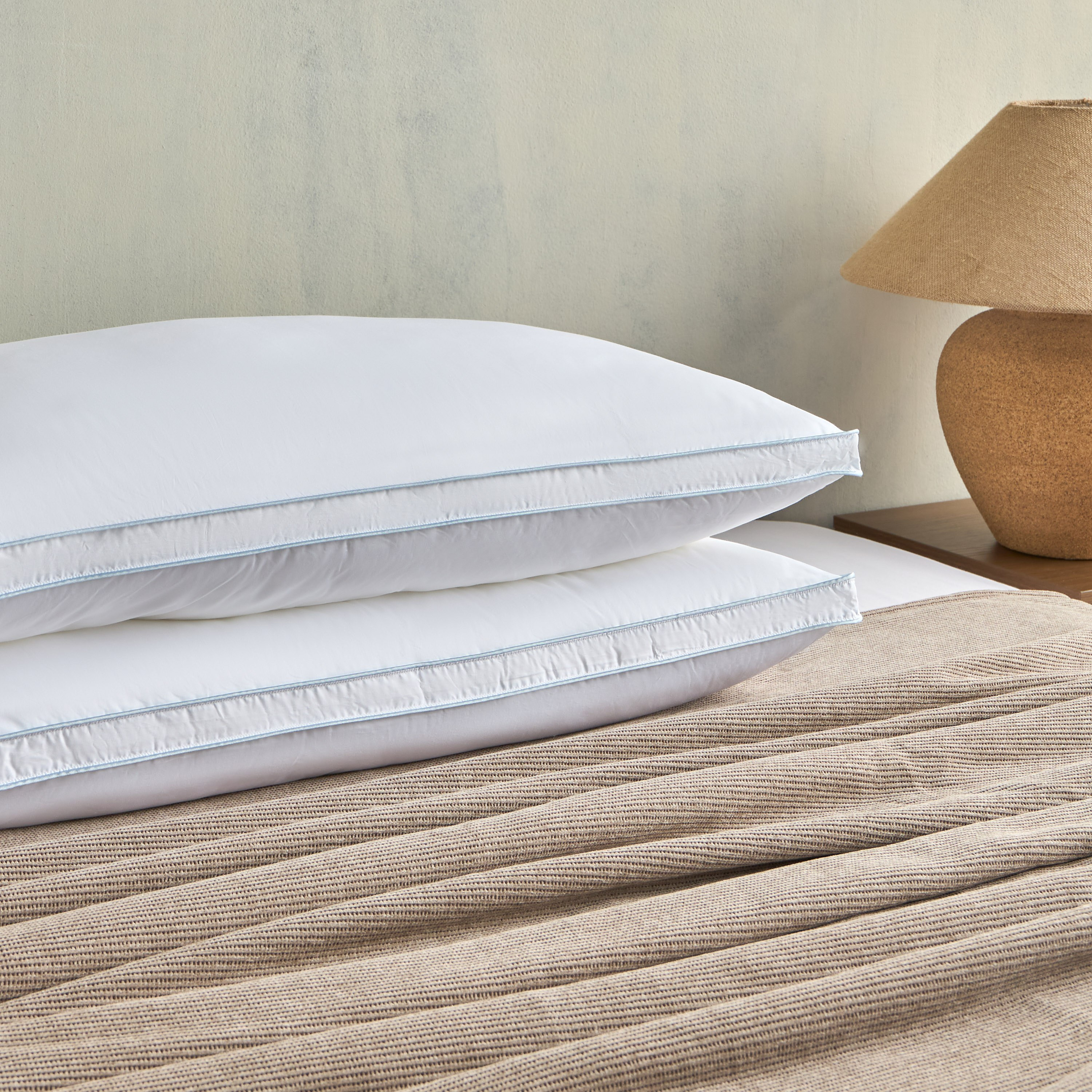 وسادة واحدة كينج بحشوة بديل زغب الريش مع حافة جانبية - نيرو - 50 × 90 سم-household-bedding-pillows-image-3