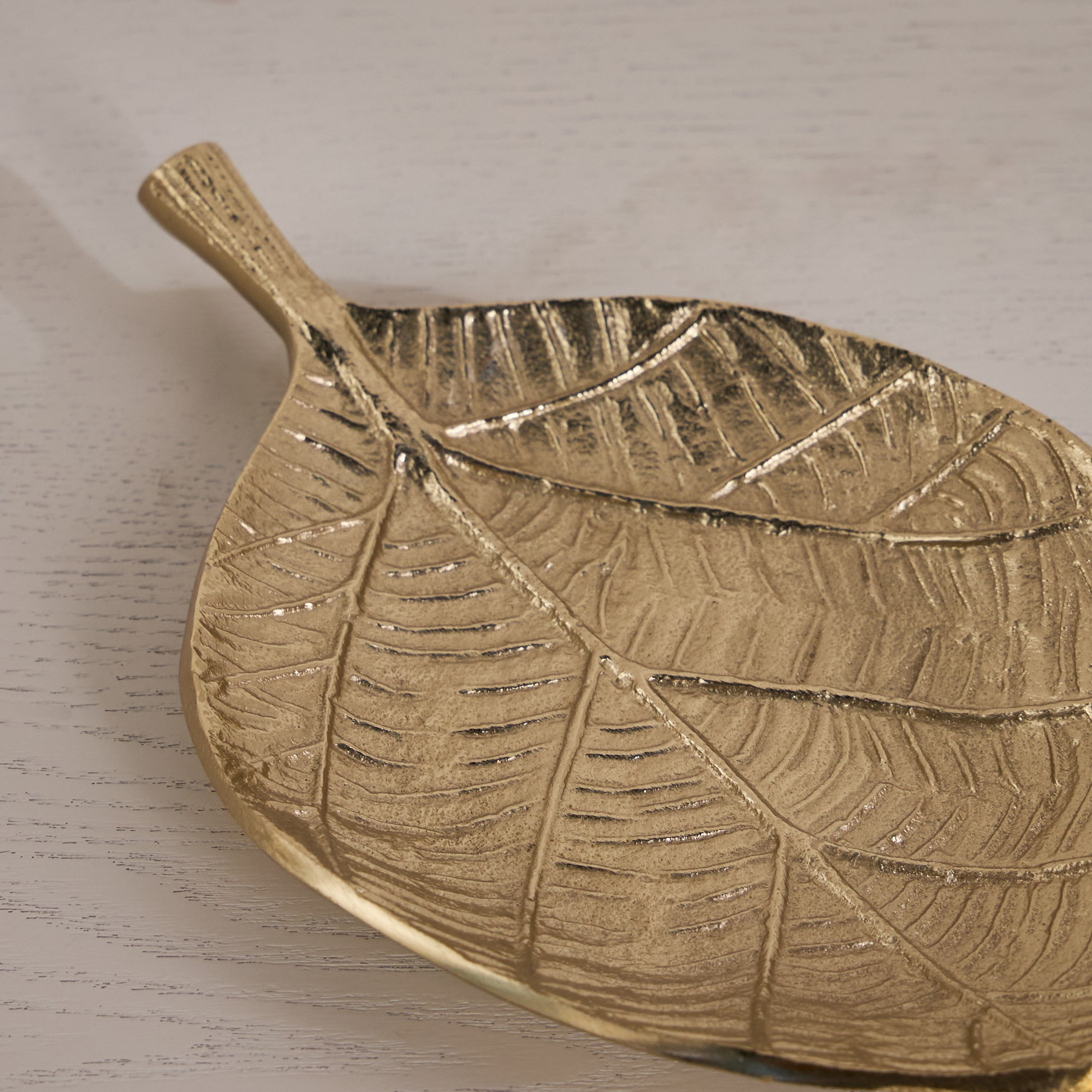 صحن ديكور معدني - لوكس - 20 سم-household-decor-boxesandtrays-image-2