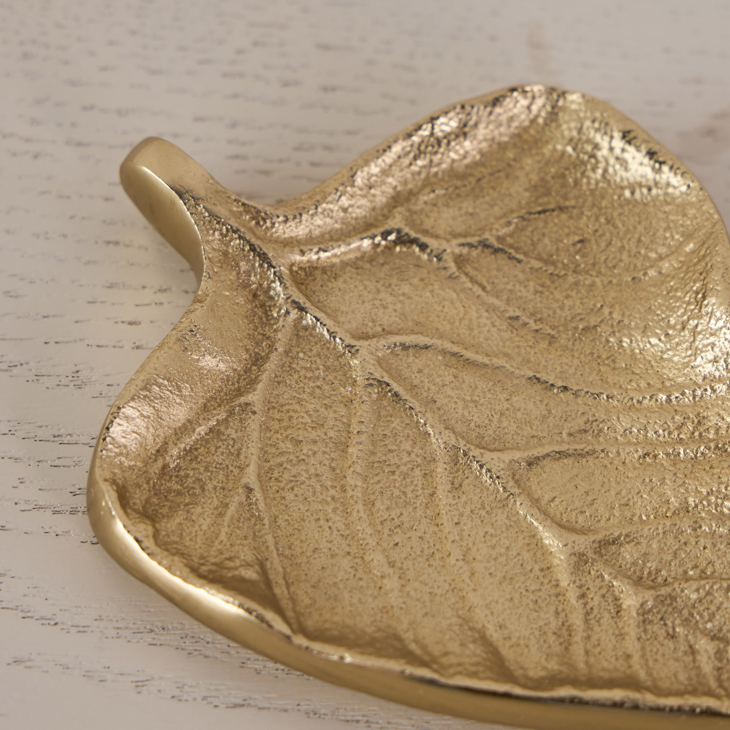 Luxe Fatima Willow Metal Decorative Platter - 11 cm-household-decor-boxesandtrays-image-2