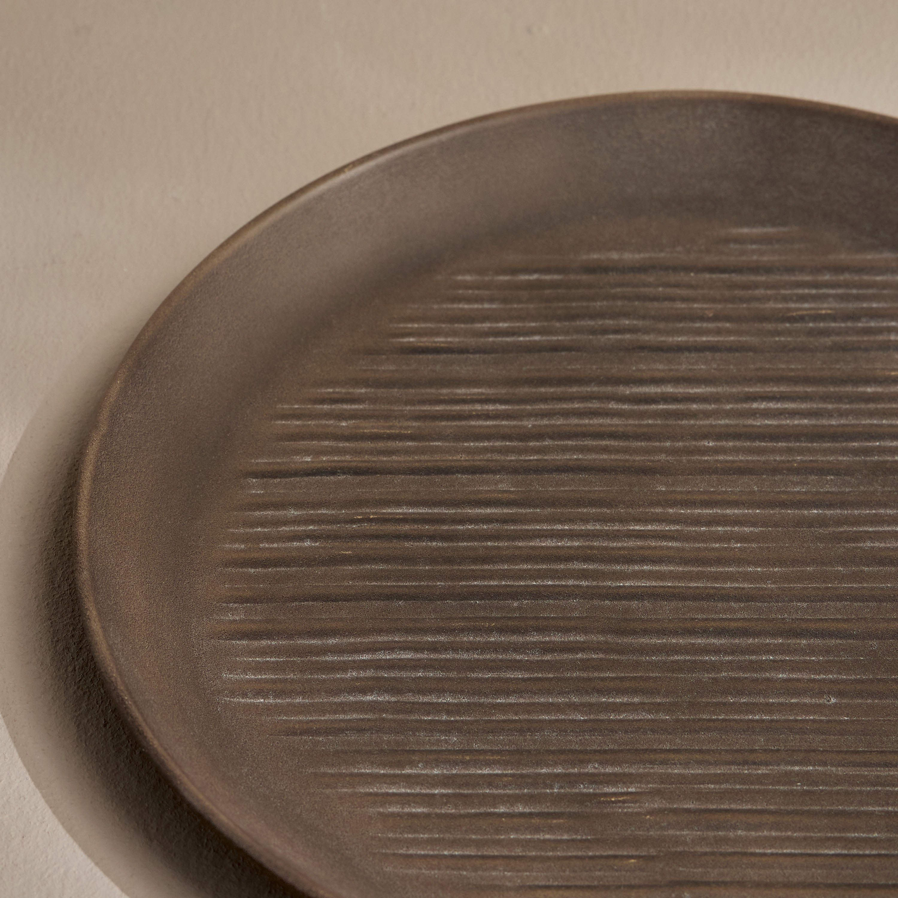 صحن ديكور معدني - سورا - 34 سم-household-decor-boxesandtrays-image-2