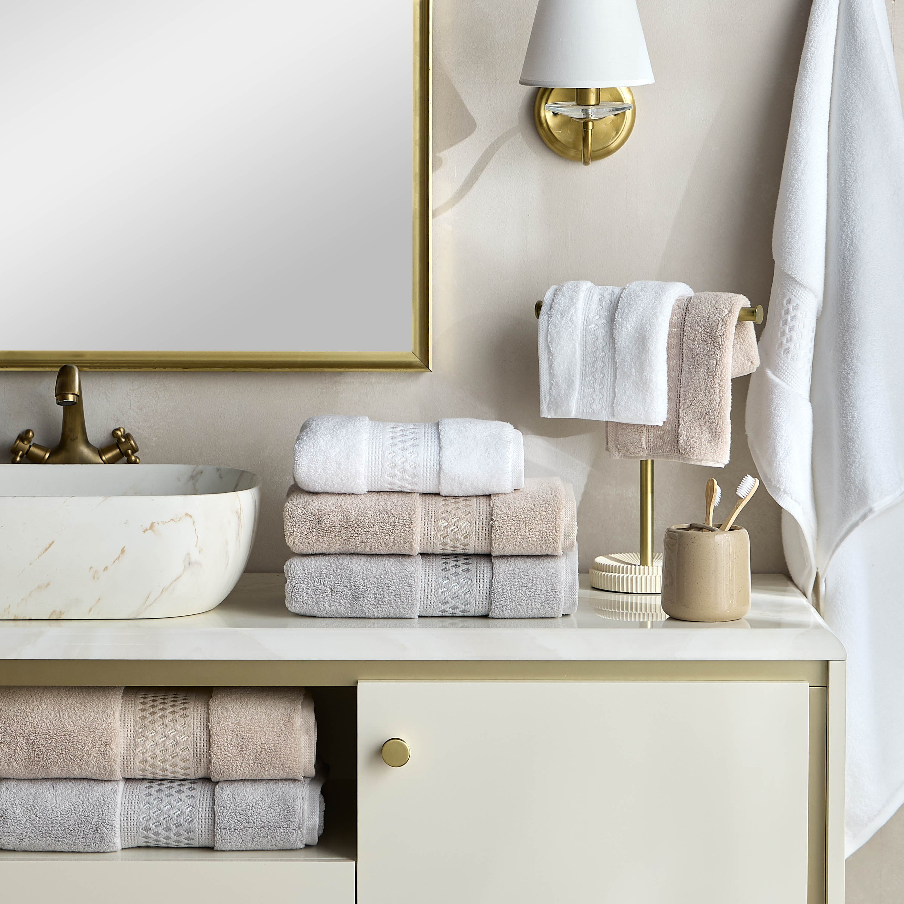 منشفة حمام من القطن التركي بوزن 750 جرامًا لكل متر مربع - ذا وايت ستوديو - 70x140 سم-household-bathandlaundry-bathlinen-towels-image-7