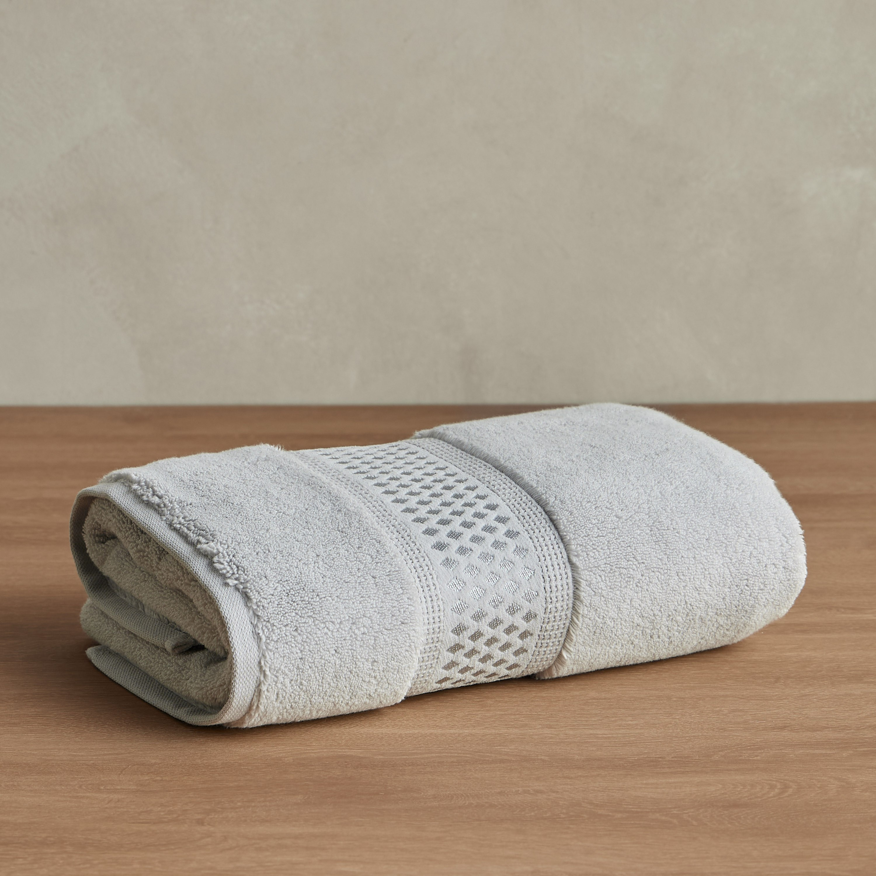 منشفة حمام من القطن التركي بوزن 750 جرامًا لكل متر مربع - ذا وايت ستوديو - 70x140 سم-household-bathandlaundry-bathlinen-towels-image-1