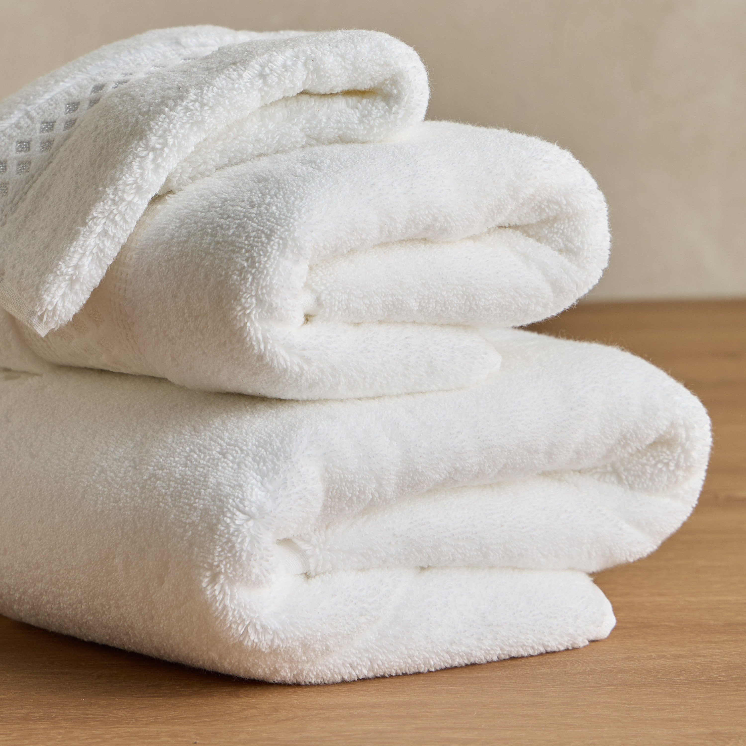 منشفة حمام من القطن التركي بوزن 750 جرامًا لكل متر مربع - ذا وايت ستوديو - 70x140 سم-household-bathandlaundry-bathlinen-towels-image-4