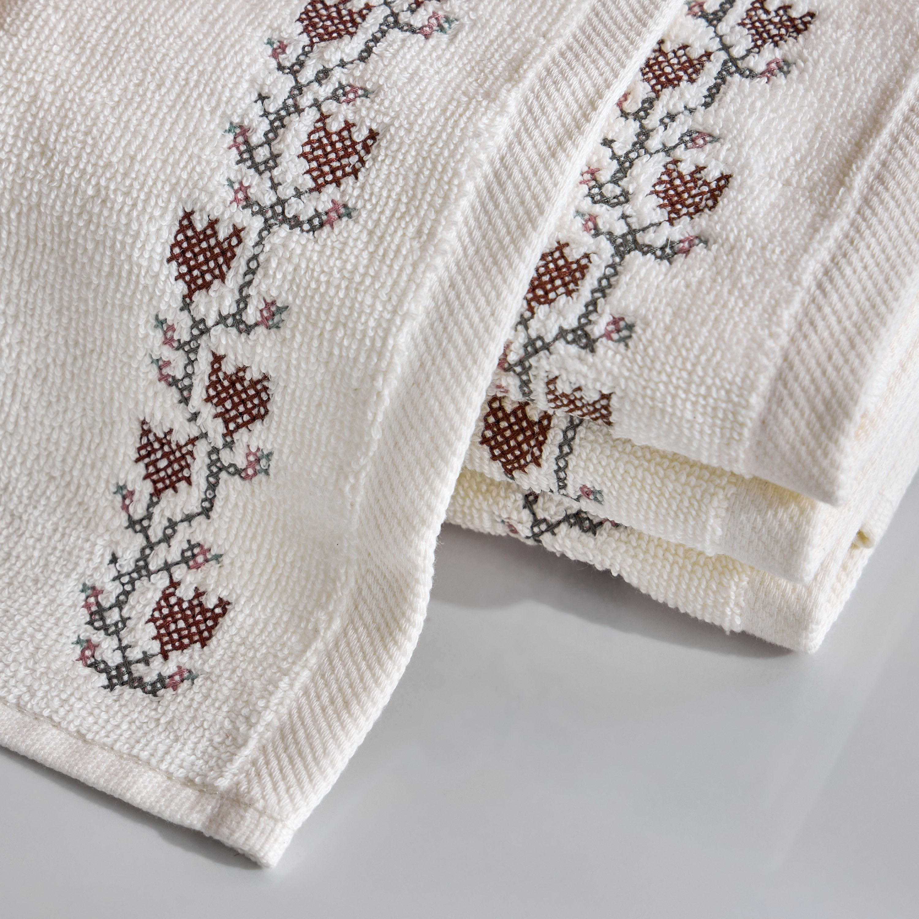 طقم مناشف صغيرة من القطن التركي 550 جرام لكل متر مربع 4 قطع - إمبر - 30×30 سم-household-bathandlaundry-bathlinen-towels-image-2