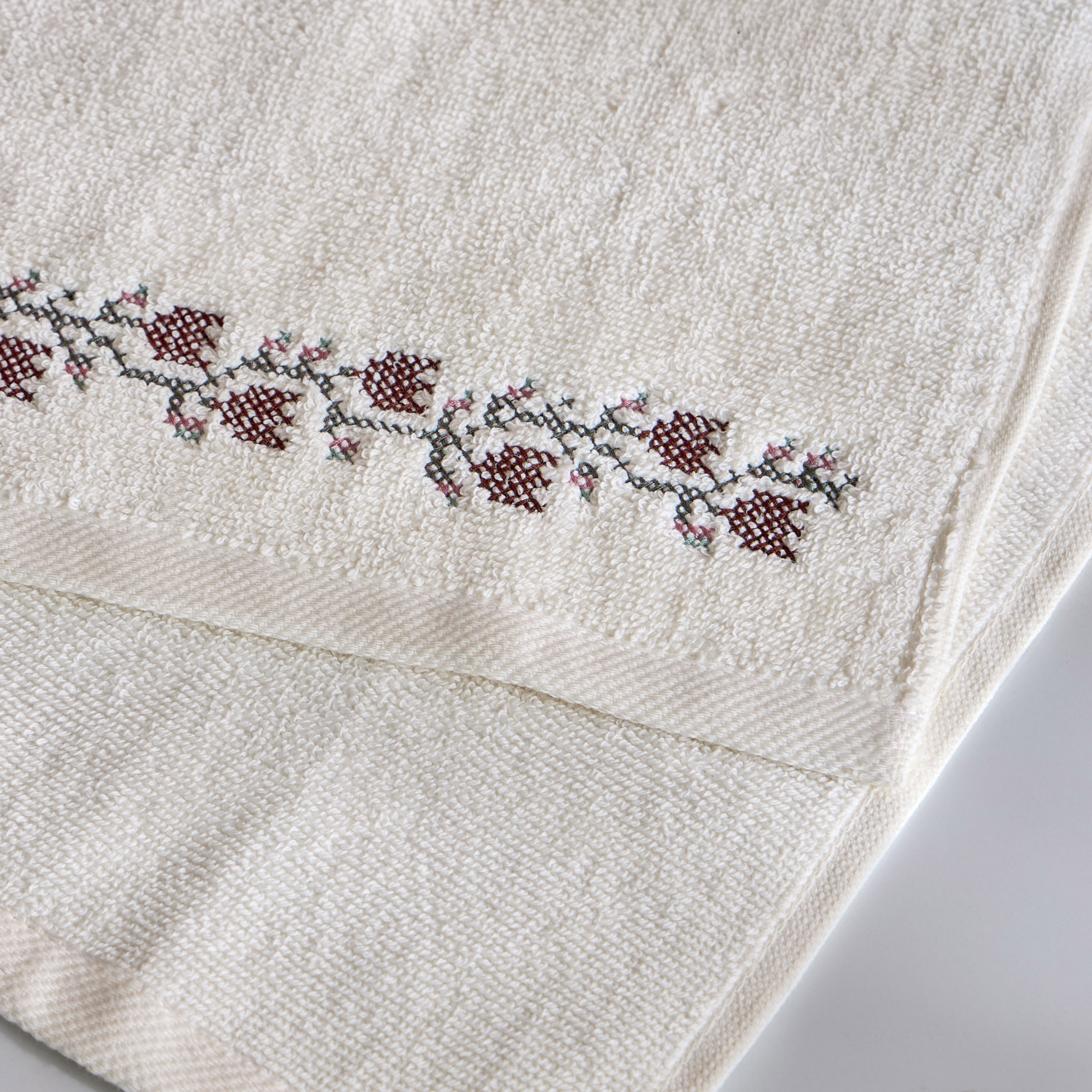 طقم مناشف صغيرة من القطن التركي 550 جرام لكل متر مربع 4 قطع - إمبر - 30×30 سم-household-bathandlaundry-bathlinen-towels-image-3