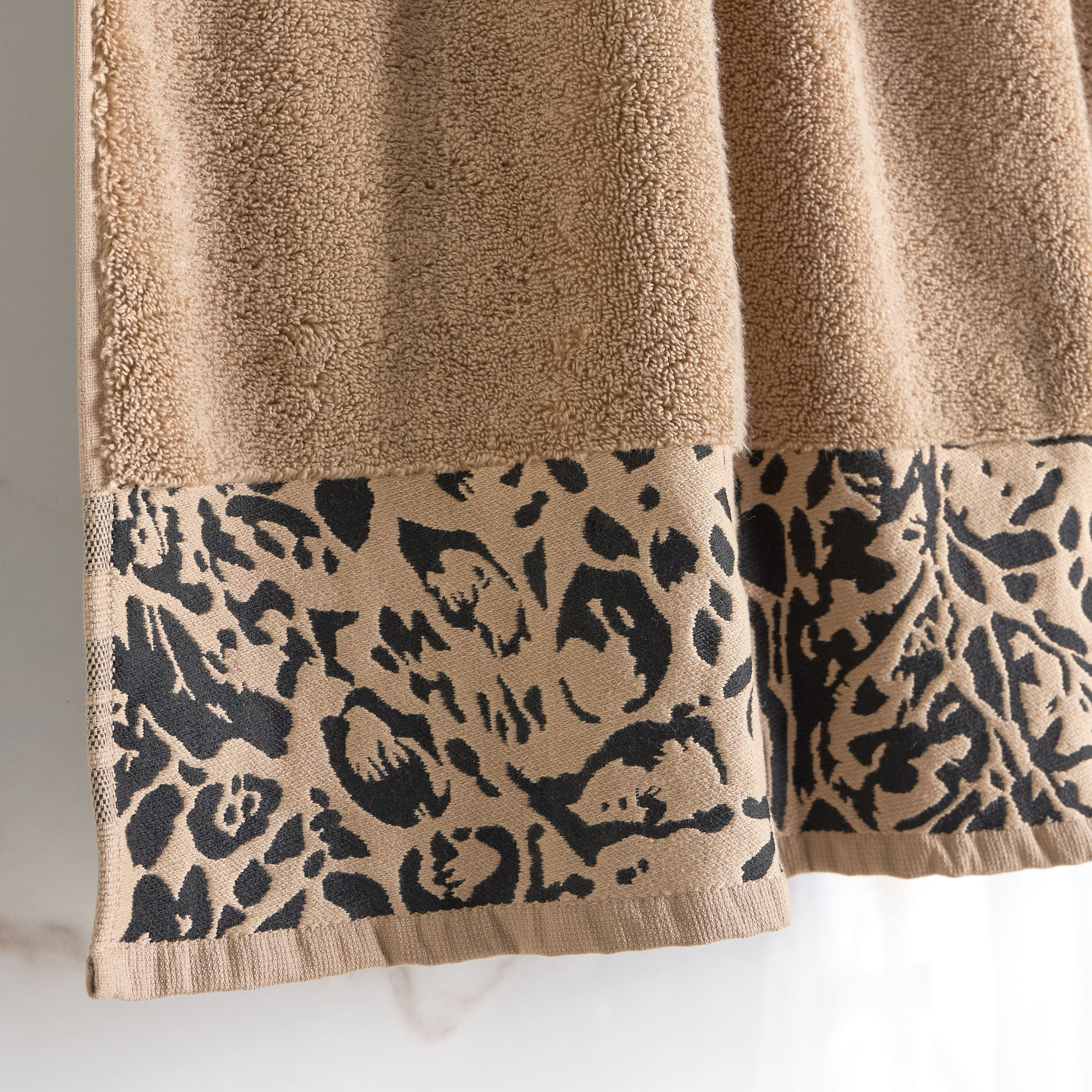 Roberto Cavalli Lynx 550 GSM Cotton Bath Towel - 70x140 cm-household-bathandlaundry-bathlinen-towels-image-2