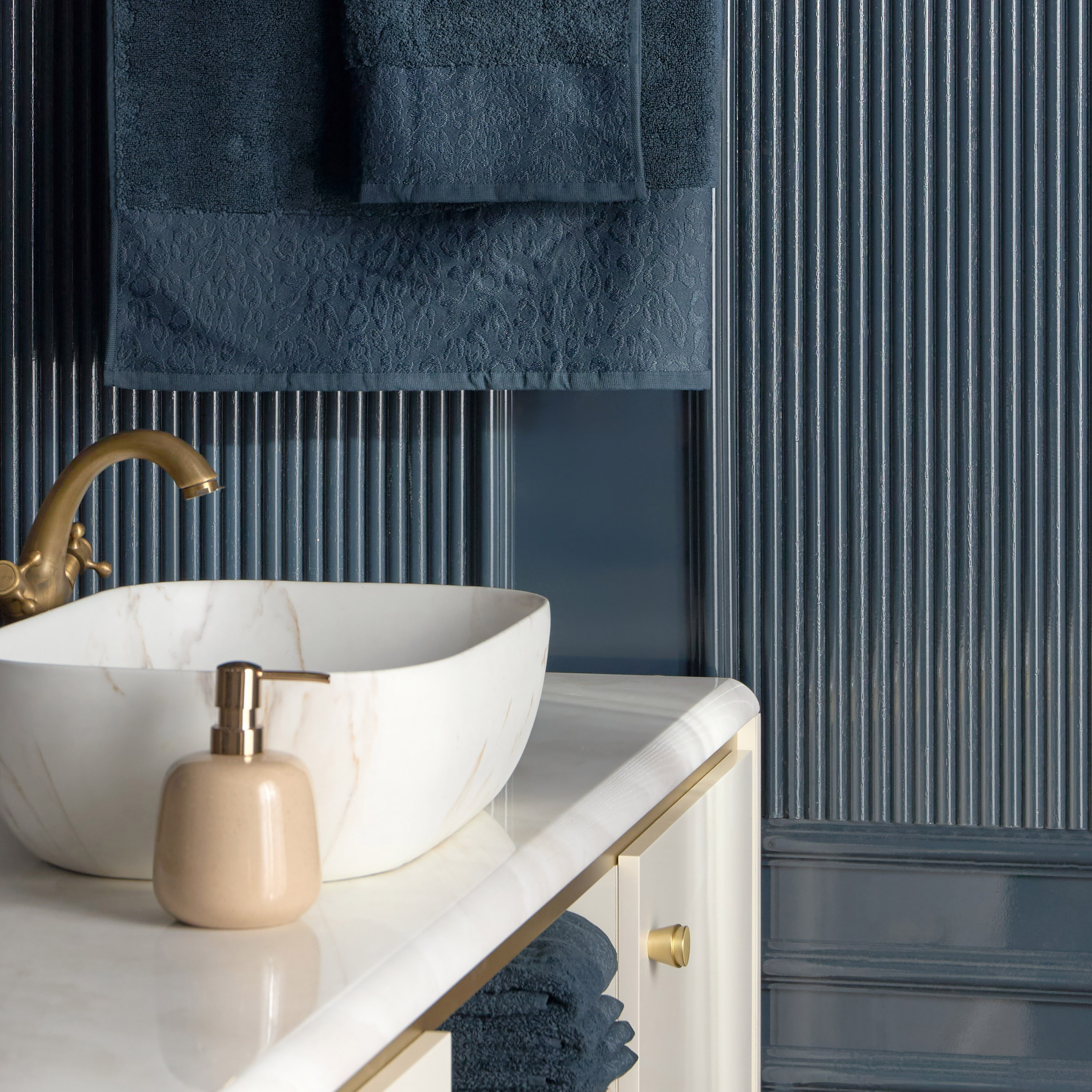 Roberto Cavalli 550 GSM Cotton Bath Towel - 70x140 cm-household-bathandlaundry-bathlinen-towels-image-4