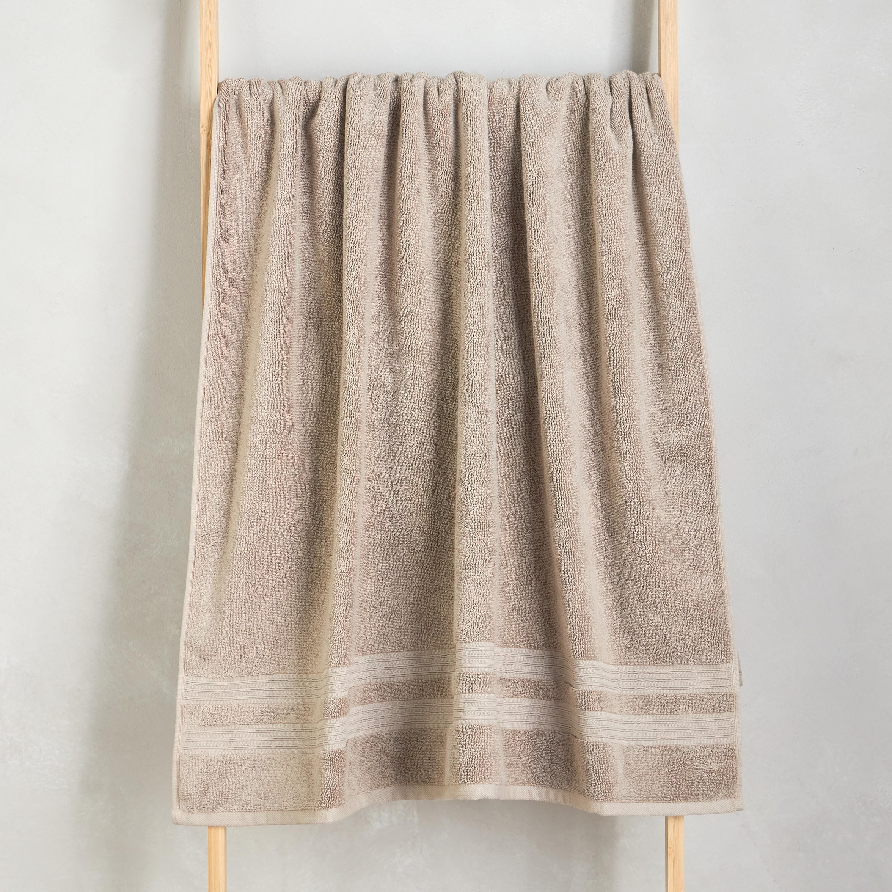 منشفة حمام قطنية بكثافة 650 جرام لكل متر مربع - ريتريت - 70×140 سم-household-bathandlaundry-bathlinen-towels-image-2